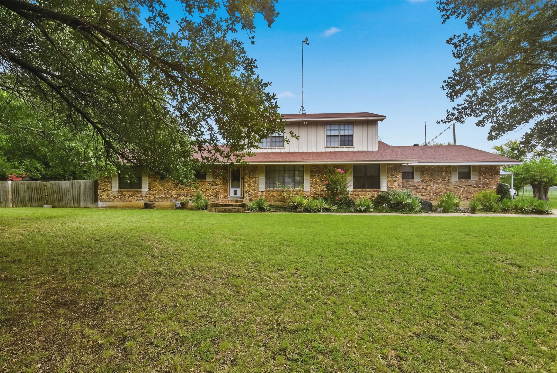 Single Family Residence For Sale in Fannin County , 408 E Mulberry Street, Leonard, Texas 75452, 4 Bedroom, 4 Bathroom, 2 Garage spaces, 2,425 Sqft, built in 1968, mls#21336733, Real Estate Agent in Leonard, Homes For Sale in Fannin county, Homes For Sale in Leonard, Realtor in Leonard Texas, Real Estate Brokerage Independent Realty Texas, Luminita Cordes Realtor