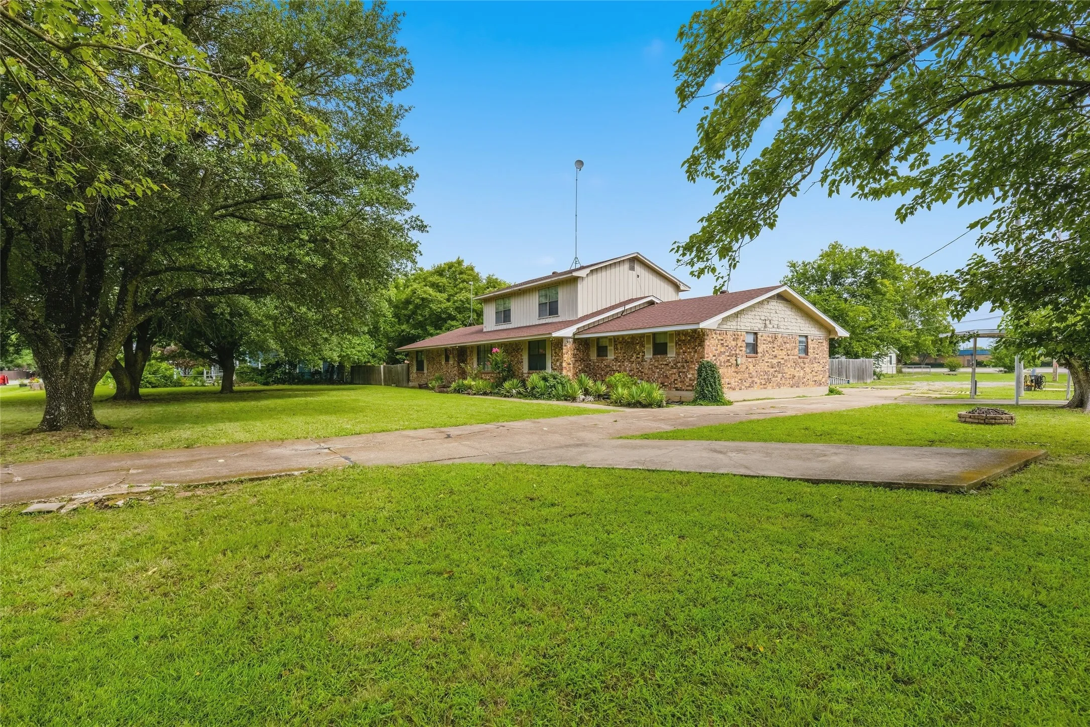 Single Family Residence For Sale in Fannin County , 408 E Mulberry Street, Leonard, Texas 75452, 4 Bedroom, 4 Bathroom, 2 Garage spaces, 2,425 Sqft, built in 1968, mls#21336733, Real Estate Agent in Leonard, Homes For Sale in Fannin county, Homes For Sale in Leonard, Realtor in Leonard Texas, Real Estate Brokerage Independent Realty Texas, Luminita Cordes Realtor