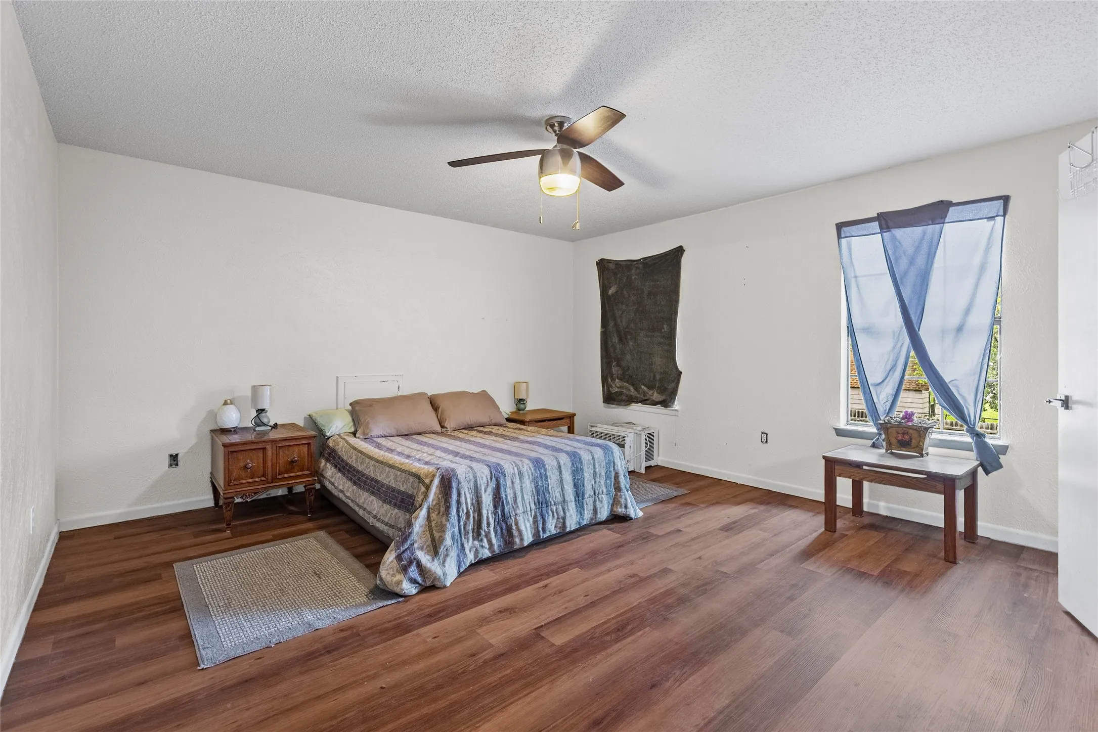 Single Family Residence For Sale in Fannin County , 408 E Mulberry Street, Leonard, Texas 75452, 4 Bedroom, 4 Bathroom, 2 Garage spaces, 2,425 Sqft, built in 1968, mls#21336733, Real Estate Agent in Leonard, Homes For Sale in Fannin county, Homes For Sale in Leonard, Realtor in Leonard Texas, Real Estate Brokerage Independent Realty Texas, Luminita Cordes Realtor