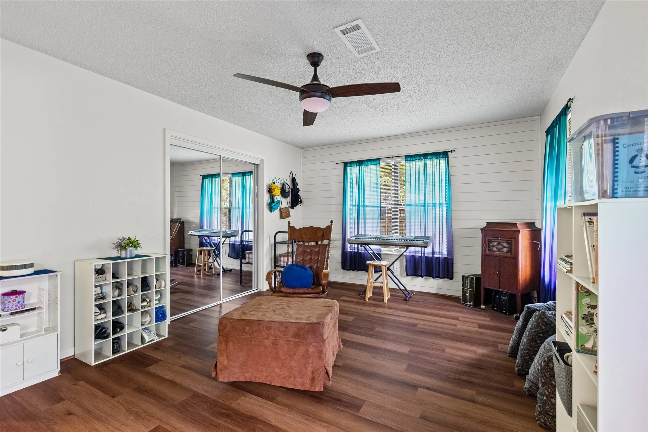 Single Family Residence For Sale in Fannin County , 408 E Mulberry Street, Leonard, Texas 75452, 4 Bedroom, 4 Bathroom, 2 Garage spaces, 2,425 Sqft, built in 1968, mls#21336733, Real Estate Agent in Leonard, Homes For Sale in Fannin county, Homes For Sale in Leonard, Realtor in Leonard Texas, Real Estate Brokerage Independent Realty Texas, Luminita Cordes Realtor