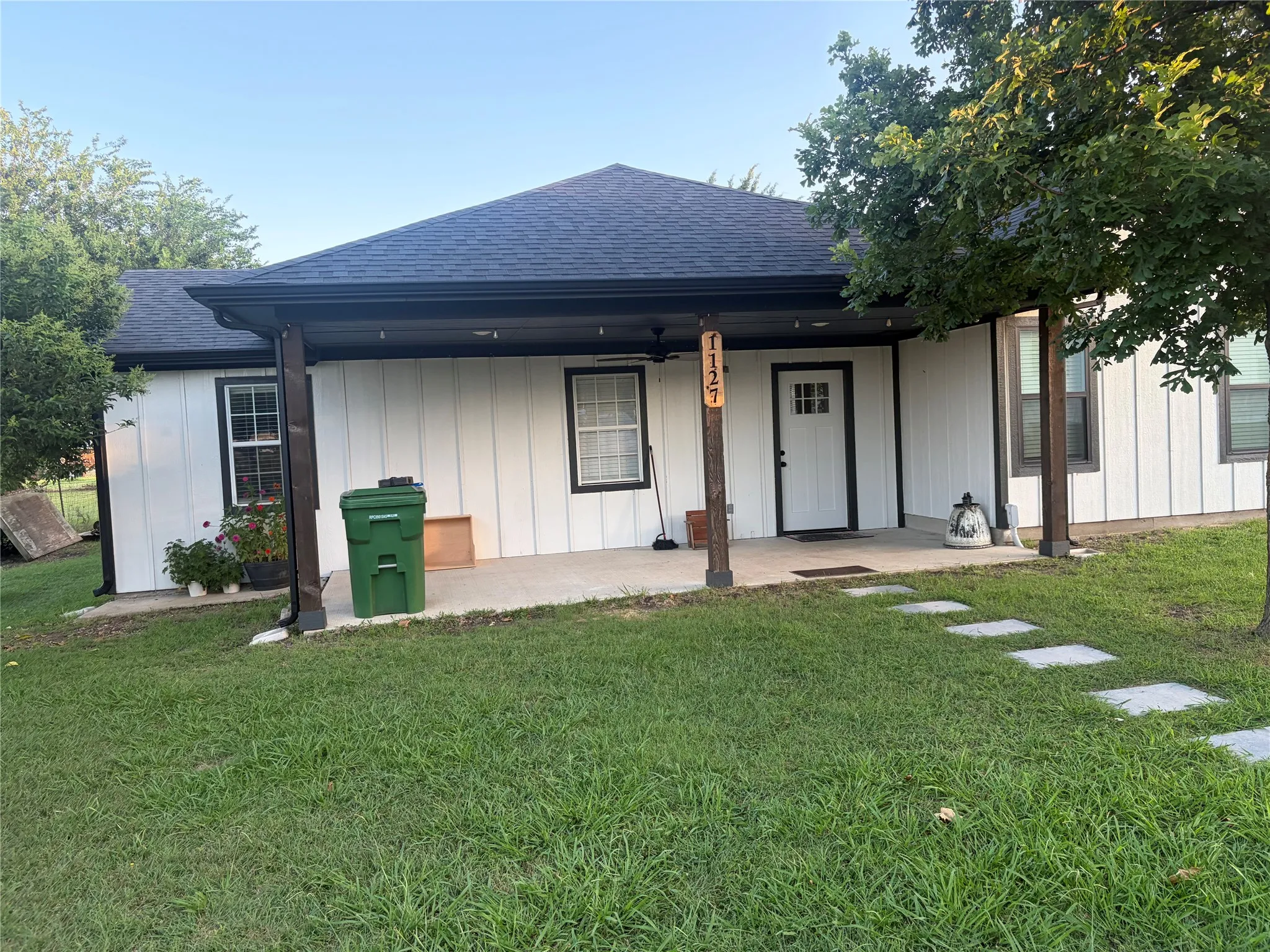 Single Family Residence For Rent in Ellis County , 1131 W Sterrett Road, Waxahachie, Texas 75167, 2 Bedroom, 2 Bathroom, Garage spaces, 1,200 Sqft, built in 2010, mls#21326612, Real Estate Agent in Waxahachie, Homes For Rent in Ellis county, Homes For Rent in Waxahachie, Realtor in Waxahachie Texas, Real Estate Brokerage Independent Realty Texas, Luminita Cordes Realtor