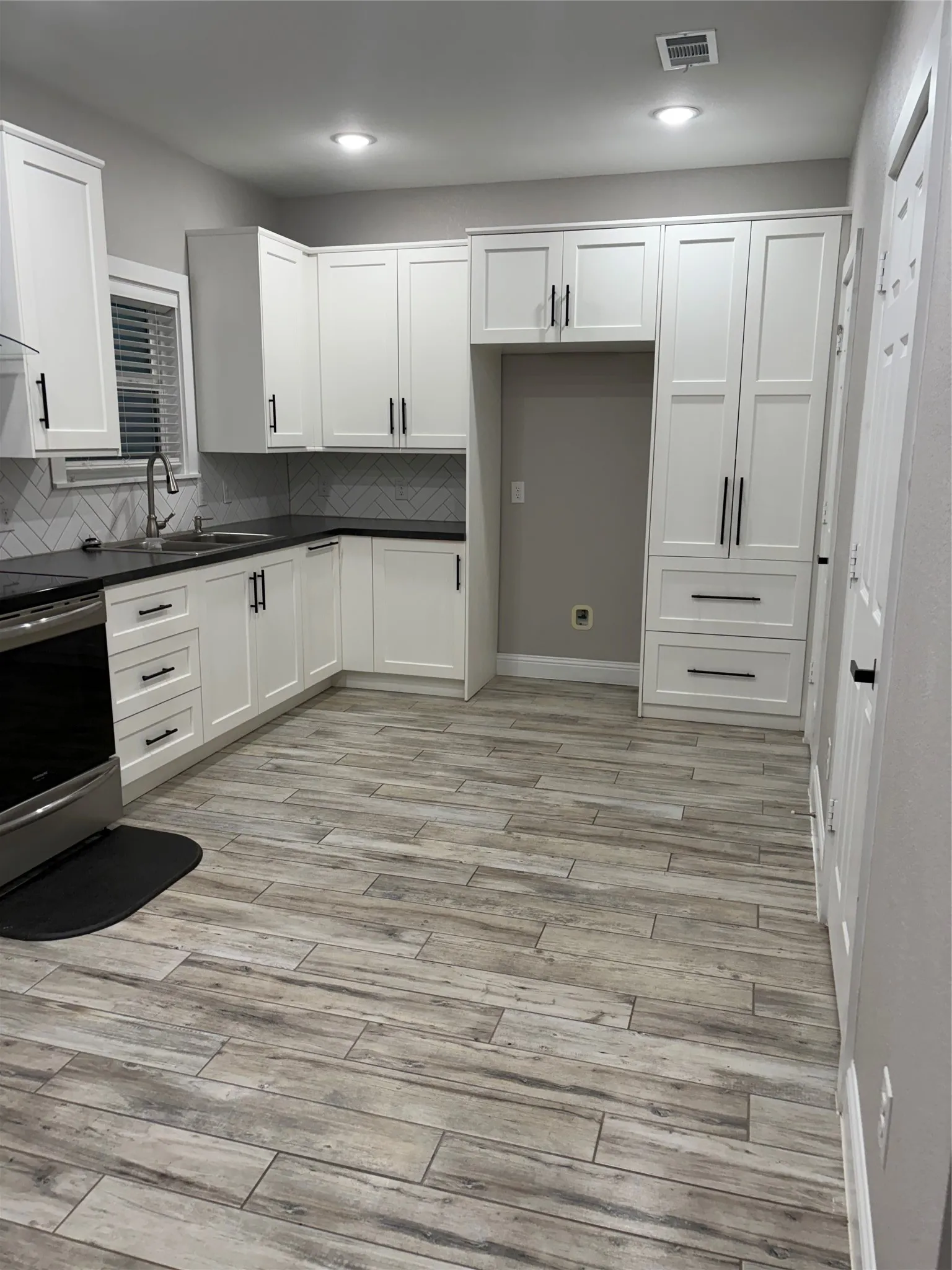 Single Family Residence For Rent in Ellis County , 1131 W Sterrett Road, Waxahachie, Texas 75167, 2 Bedroom, 2 Bathroom, Garage spaces, 1,200 Sqft, built in 2010, mls#21326612, Real Estate Agent in Waxahachie, Homes For Rent in Ellis county, Homes For Rent in Waxahachie, Realtor in Waxahachie Texas, Real Estate Brokerage Independent Realty Texas, Luminita Cordes Realtor