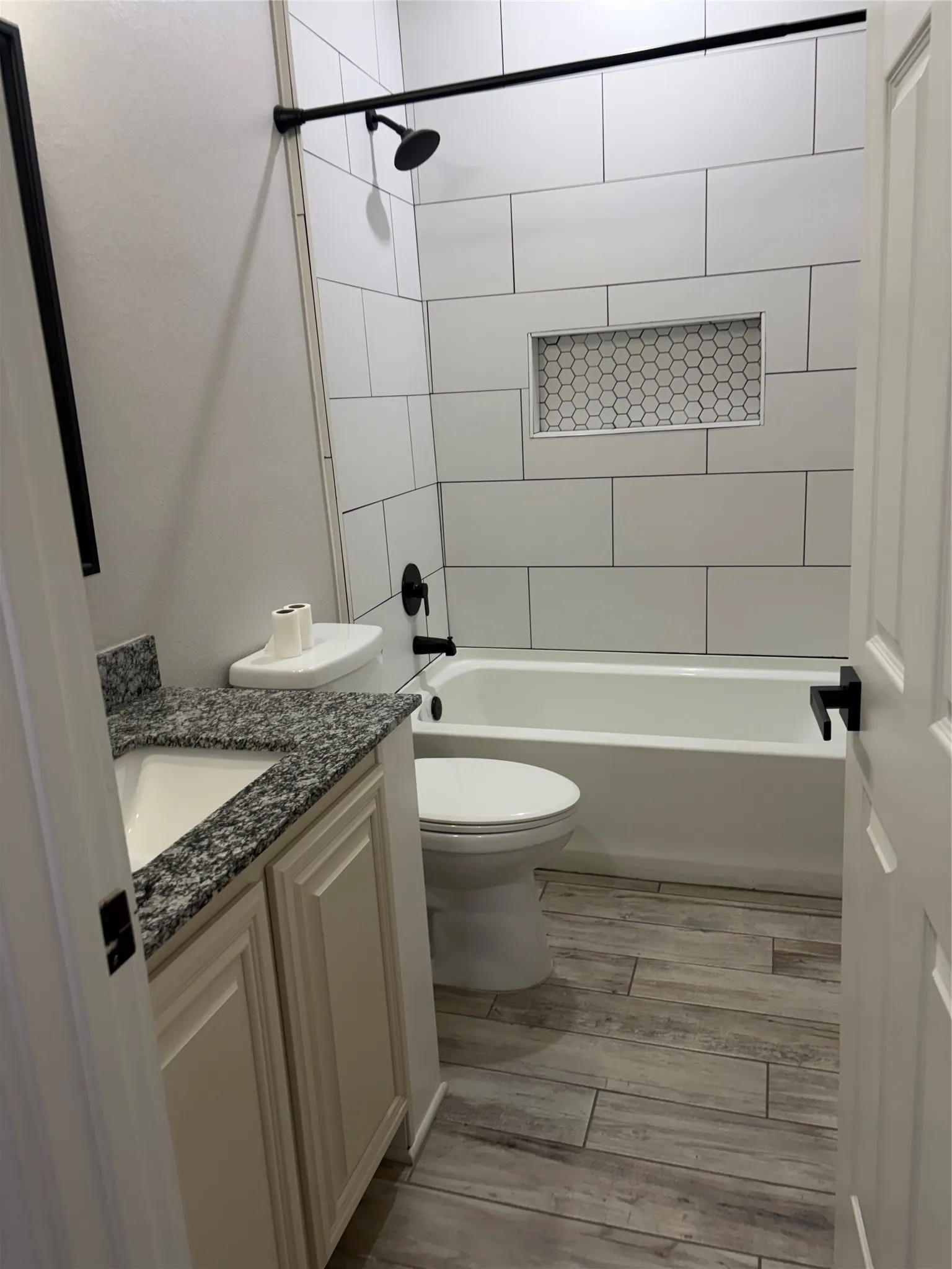 Single Family Residence For Rent in Ellis County , 1131 W Sterrett Road, Waxahachie, Texas 75167, 2 Bedroom, 2 Bathroom, Garage spaces, 1,200 Sqft, built in 2010, mls#21326612, Real Estate Agent in Waxahachie, Homes For Rent in Ellis county, Homes For Rent in Waxahachie, Realtor in Waxahachie Texas, Real Estate Brokerage Independent Realty Texas, Luminita Cordes Realtor