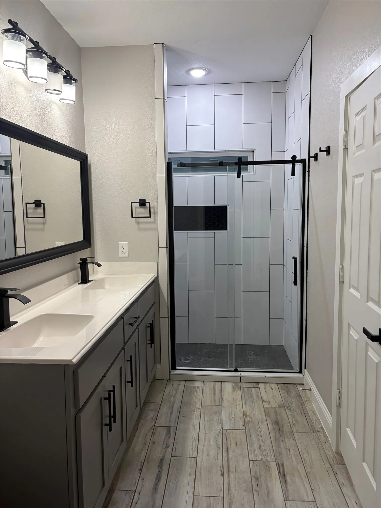 Single Family Residence For Rent in Ellis County , 1131 W Sterrett Road, Waxahachie, Texas 75167, 2 Bedroom, 2 Bathroom, Garage spaces, 1,200 Sqft, built in 2010, mls#21326612, Real Estate Agent in Waxahachie, Homes For Rent in Ellis county, Homes For Rent in Waxahachie, Realtor in Waxahachie Texas, Real Estate Brokerage Independent Realty Texas, Luminita Cordes Realtor