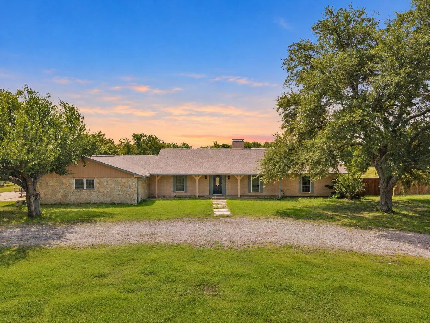 Single Family Residence For Sale in Rockwall County , 441 Briar Glen, Mclendon Chisholm, Texas 75032, 3 Bedroom, 2 Bathroom, 3 Garage spaces, 2,130 Sqft, built in 1976, mls#21318581, Real Estate Agent in Mclendon Chisholm, Homes For Sale in Rockwall county, Homes For Sale in Mclendon Chisholm, Realtor in Mclendon Chisholm Texas, Real Estate Brokerage Independent Realty Texas, Luminita Cordes Realtor