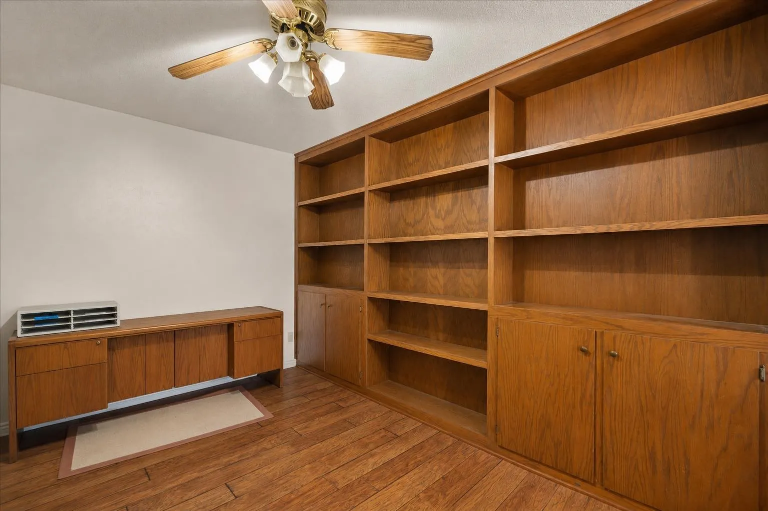 Single Family Residence For Sale in Rockwall County , 441 Briar Glen, Mclendon Chisholm, Texas 75032, 3 Bedroom, 2 Bathroom, 3 Garage spaces, 2,130 Sqft, built in 1976, mls#21318581, Real Estate Agent in Mclendon Chisholm, Homes For Sale in Rockwall county, Homes For Sale in Mclendon Chisholm, Realtor in Mclendon Chisholm Texas, Real Estate Brokerage Independent Realty Texas, Luminita Cordes Realtor