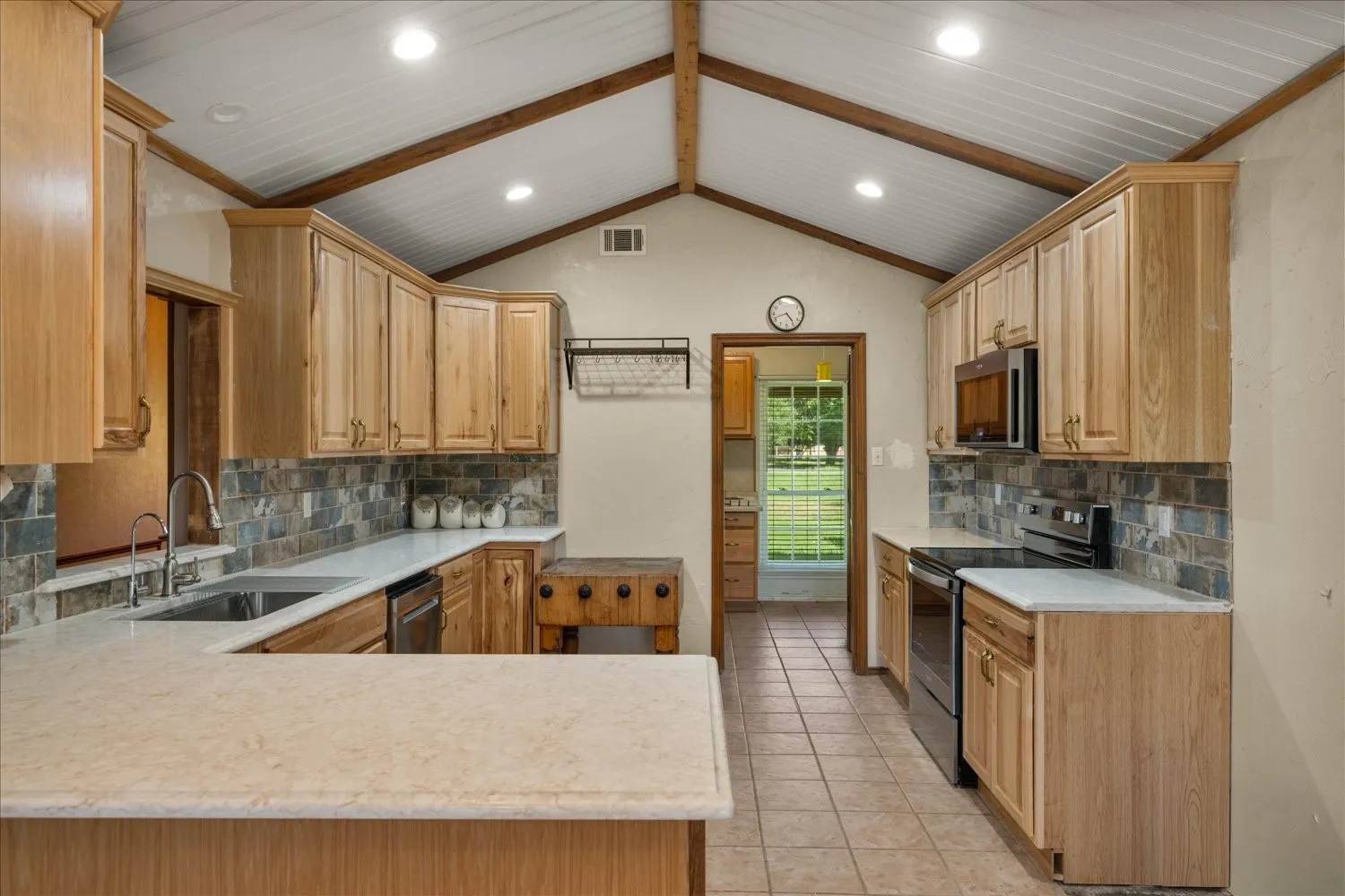 Single Family Residence For Sale in Rockwall County , 441 Briar Glen, Mclendon Chisholm, Texas 75032, 3 Bedroom, 2 Bathroom, 3 Garage spaces, 2,130 Sqft, built in 1976, mls#21318581, Real Estate Agent in Mclendon Chisholm, Homes For Sale in Rockwall county, Homes For Sale in Mclendon Chisholm, Realtor in Mclendon Chisholm Texas, Real Estate Brokerage Independent Realty Texas, Luminita Cordes Realtor