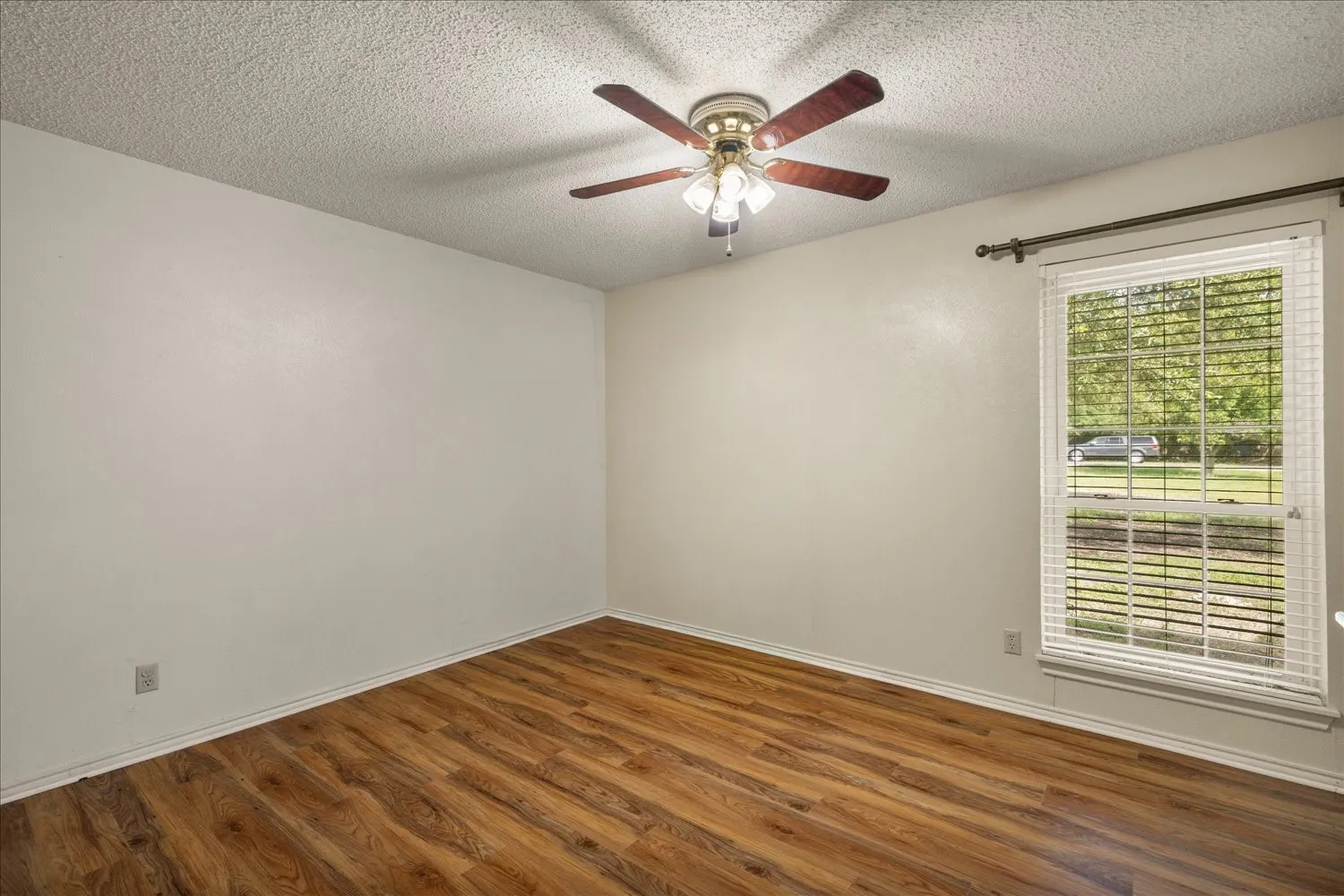 Single Family Residence For Sale in Rockwall County , 441 Briar Glen, Mclendon Chisholm, Texas 75032, 3 Bedroom, 2 Bathroom, 3 Garage spaces, 2,130 Sqft, built in 1976, mls#21318581, Real Estate Agent in Mclendon Chisholm, Homes For Sale in Rockwall county, Homes For Sale in Mclendon Chisholm, Realtor in Mclendon Chisholm Texas, Real Estate Brokerage Independent Realty Texas, Luminita Cordes Realtor