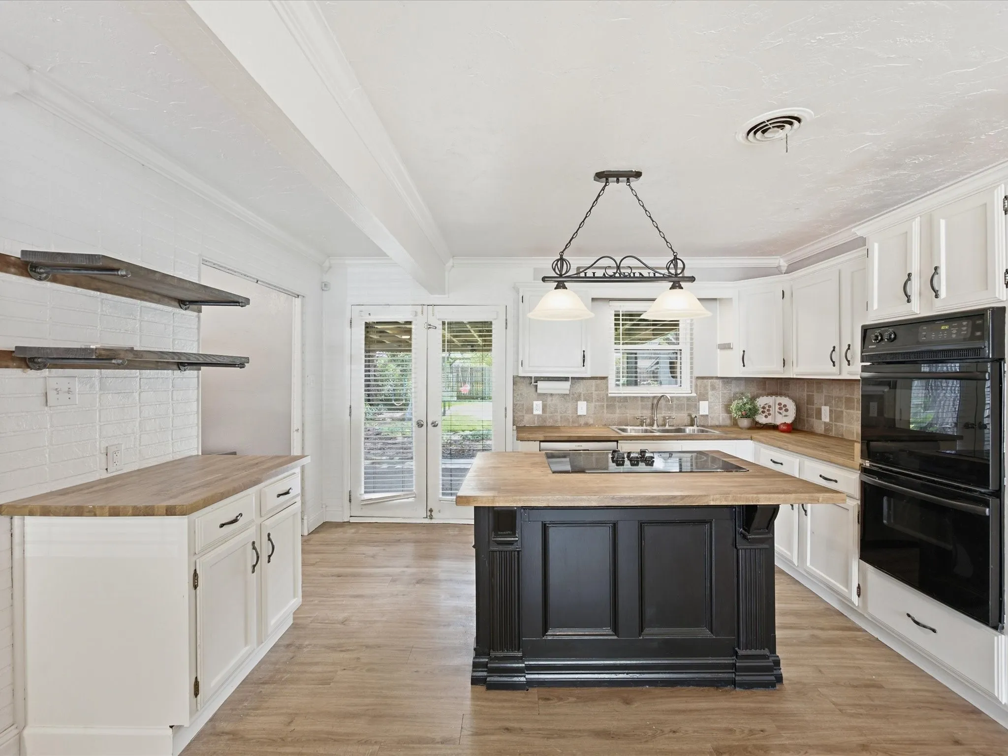 Single Family Residence For Sale in Tarrant County , 828 Billie Ruth Lane, Hurst, Texas 76053, 4 Bedroom, 2 Bathroom, Garage spaces, 1,529 Sqft, built in 1958, mls#21336674, Real Estate Agent in Hurst, Homes For Sale in Tarrant county, Homes For Sale in Hurst, Realtor in Hurst Texas, Real Estate Brokerage Independent Realty Texas, Luminita Cordes Realtor