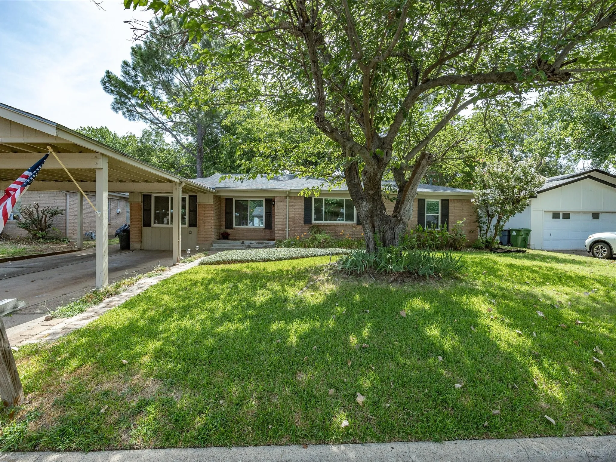Single Family Residence For Sale in Tarrant County , 828 Billie Ruth Lane, Hurst, Texas 76053, 4 Bedroom, 2 Bathroom, Garage spaces, 1,529 Sqft, built in 1958, mls#21336674, Real Estate Agent in Hurst, Homes For Sale in Tarrant county, Homes For Sale in Hurst, Realtor in Hurst Texas, Real Estate Brokerage Independent Realty Texas, Luminita Cordes Realtor