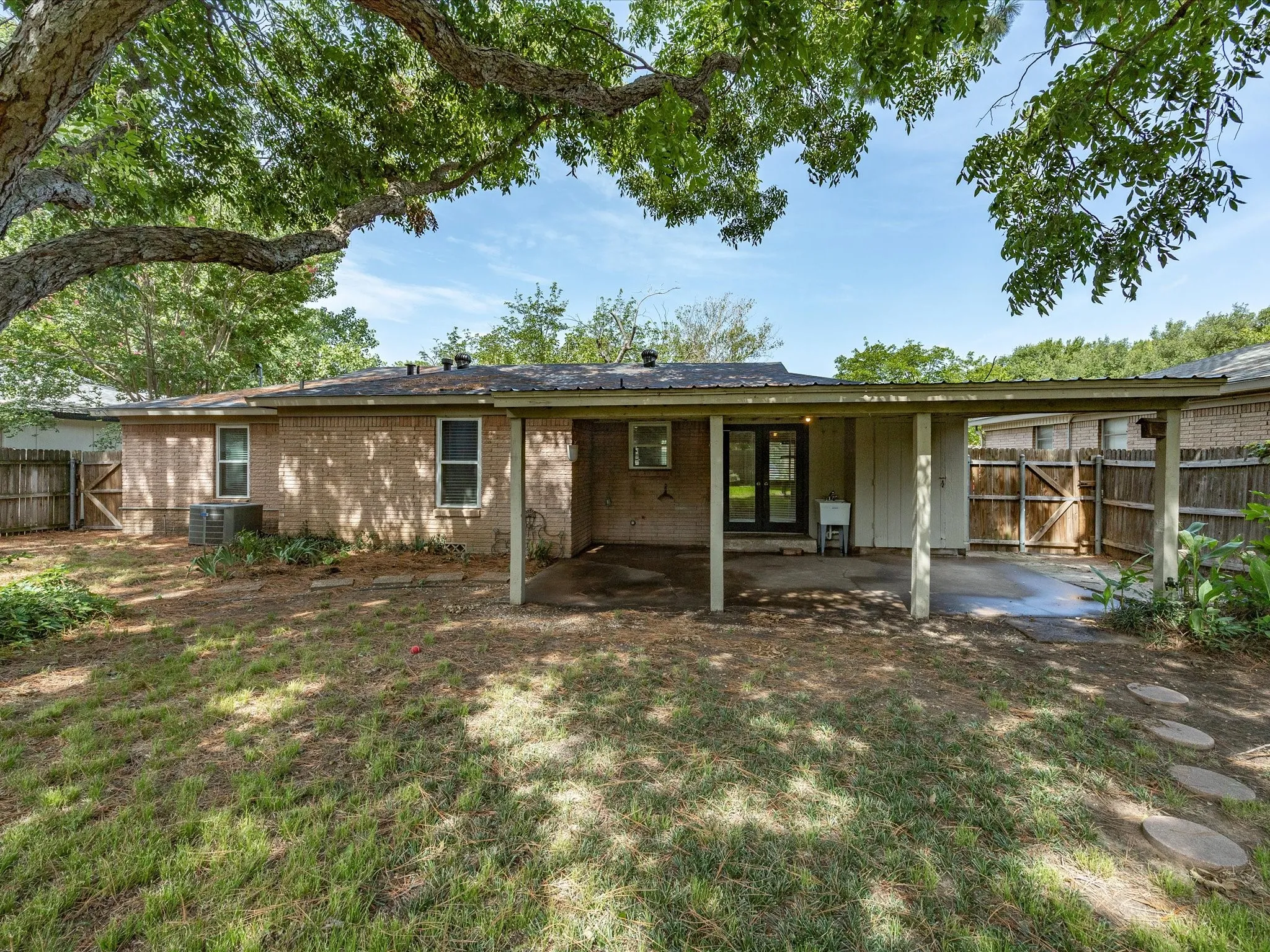 Single Family Residence For Sale in Tarrant County , 828 Billie Ruth Lane, Hurst, Texas 76053, 4 Bedroom, 2 Bathroom, Garage spaces, 1,529 Sqft, built in 1958, mls#21336674, Real Estate Agent in Hurst, Homes For Sale in Tarrant county, Homes For Sale in Hurst, Realtor in Hurst Texas, Real Estate Brokerage Independent Realty Texas, Luminita Cordes Realtor