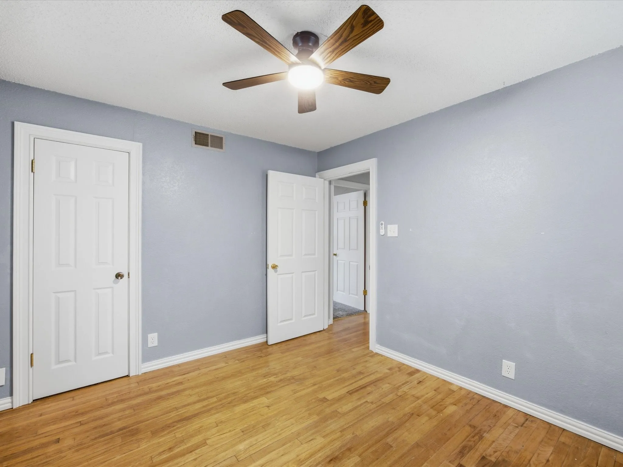 Single Family Residence For Sale in Tarrant County , 828 Billie Ruth Lane, Hurst, Texas 76053, 4 Bedroom, 2 Bathroom, Garage spaces, 1,529 Sqft, built in 1958, mls#21336674, Real Estate Agent in Hurst, Homes For Sale in Tarrant county, Homes For Sale in Hurst, Realtor in Hurst Texas, Real Estate Brokerage Independent Realty Texas, Luminita Cordes Realtor