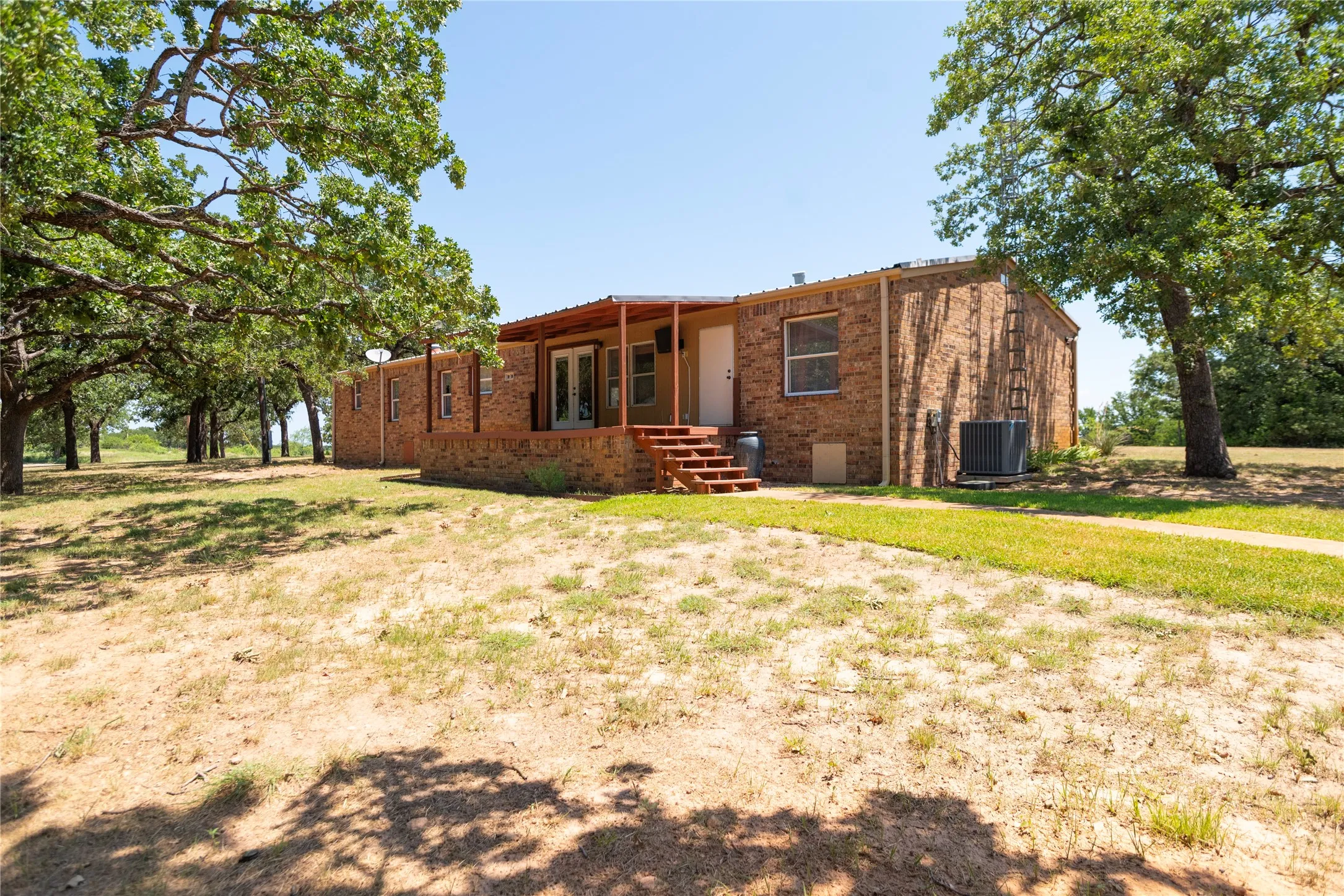 Mobile Home For Sale in Wise County , 406 Private Road 3706, Bridgeport, Texas 76426, 4 Bedrooms, 3 Bathrooms, Garage spaces, 2,128 Sqft, built in 1995, Price $785,000, mls#21336614, Real Estate Agent in Bridgeport, Homes For Sale in Wise county, Homes For Sale in Bridgeport, Realtor in Bridgeport Texas, Real Estate Brokerage Independent Realty Texas, Luminita Cordes Realtor