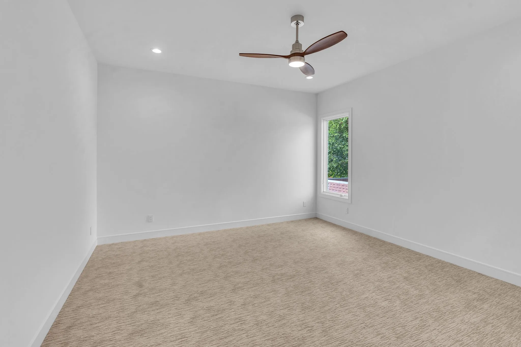 Upstairs bedroom with en-suite bath