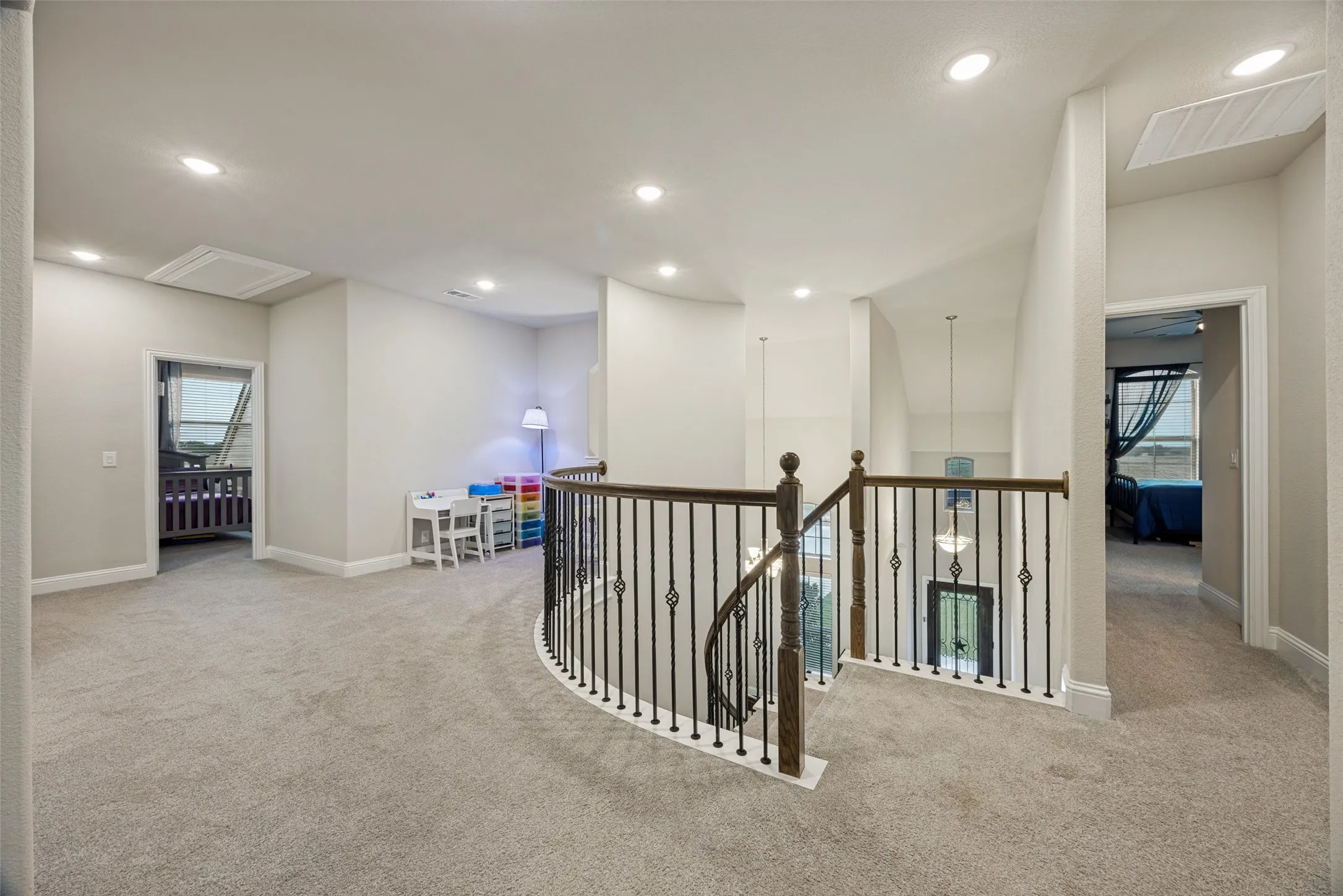2nd level spacious landing area