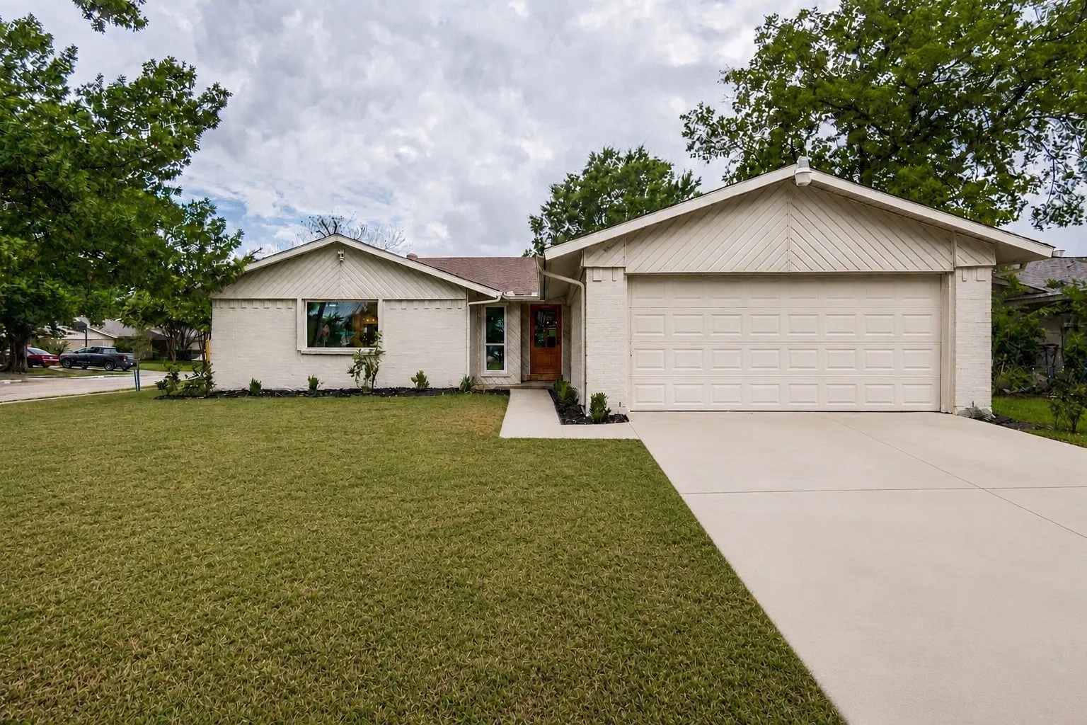 Single Family Residence For Sale in Dallas County , 641 Stroud Lane, Garland, Texas 75043, 3 Bedroom, 2 Bathroom, 2 Garage spaces, 1,520 Sqft, built in 1971, mls#21336692, Real Estate Agent in Garland, Homes For Sale in Dallas county, Homes For Sale in Garland, Realtor in Garland Texas, Real Estate Brokerage Independent Realty Texas, Luminita Cordes Realtor