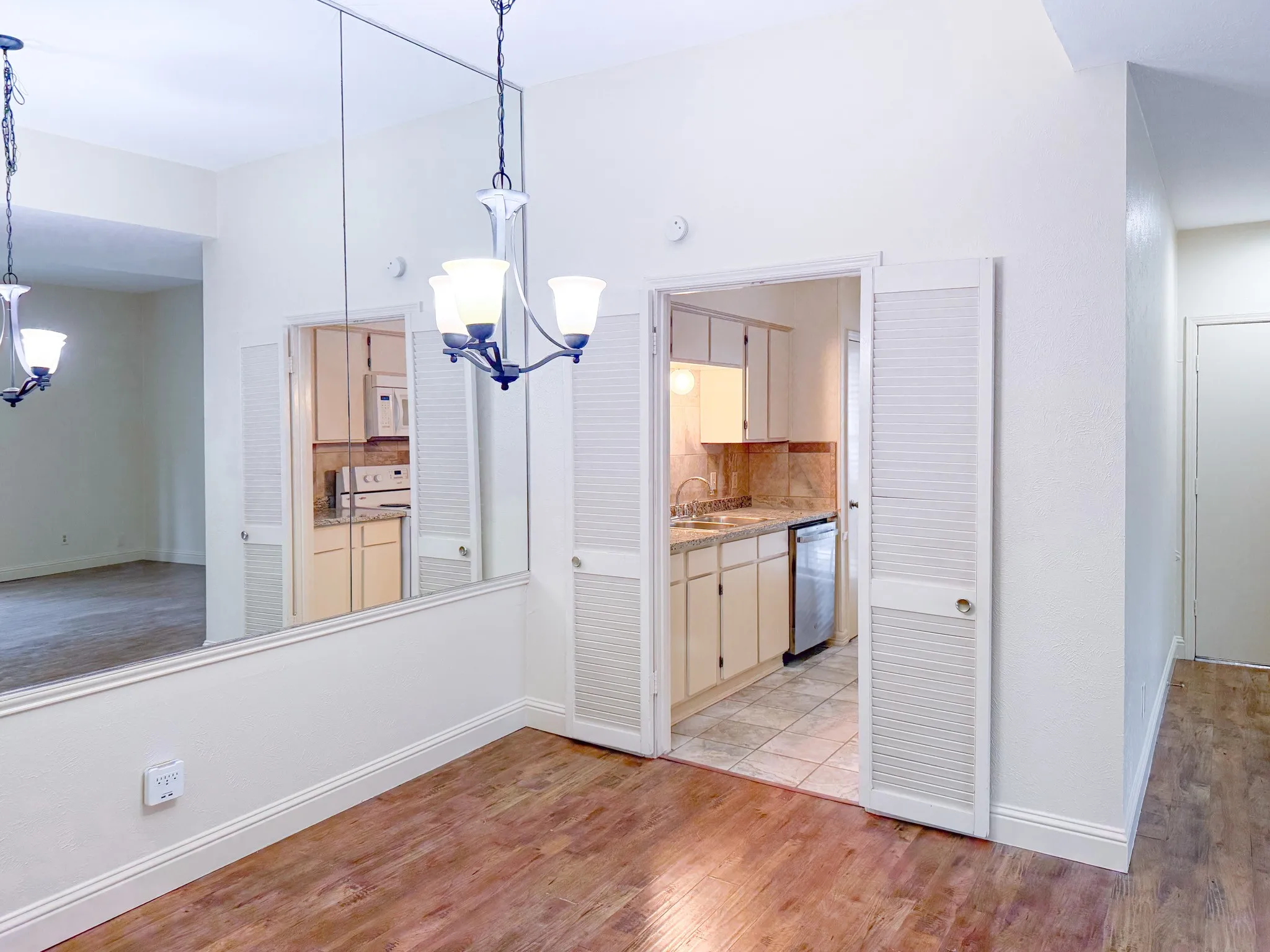 Condominium For Sale in Dallas County , 10440 High Hollows Drive 146, Dallas, Texas 75230, 1 Bedroom, 1 Bathroom, Garage spaces, 824 Sqft, built in 1969, Price $112,000, mls#21331494, Real Estate Agent in Dallas, Homes For Sale in Dallas county, Homes For Sale in Dallas, Realtor in Dallas Texas, Real Estate Brokerage Independent Realty Texas, Luminita Cordes Realtor