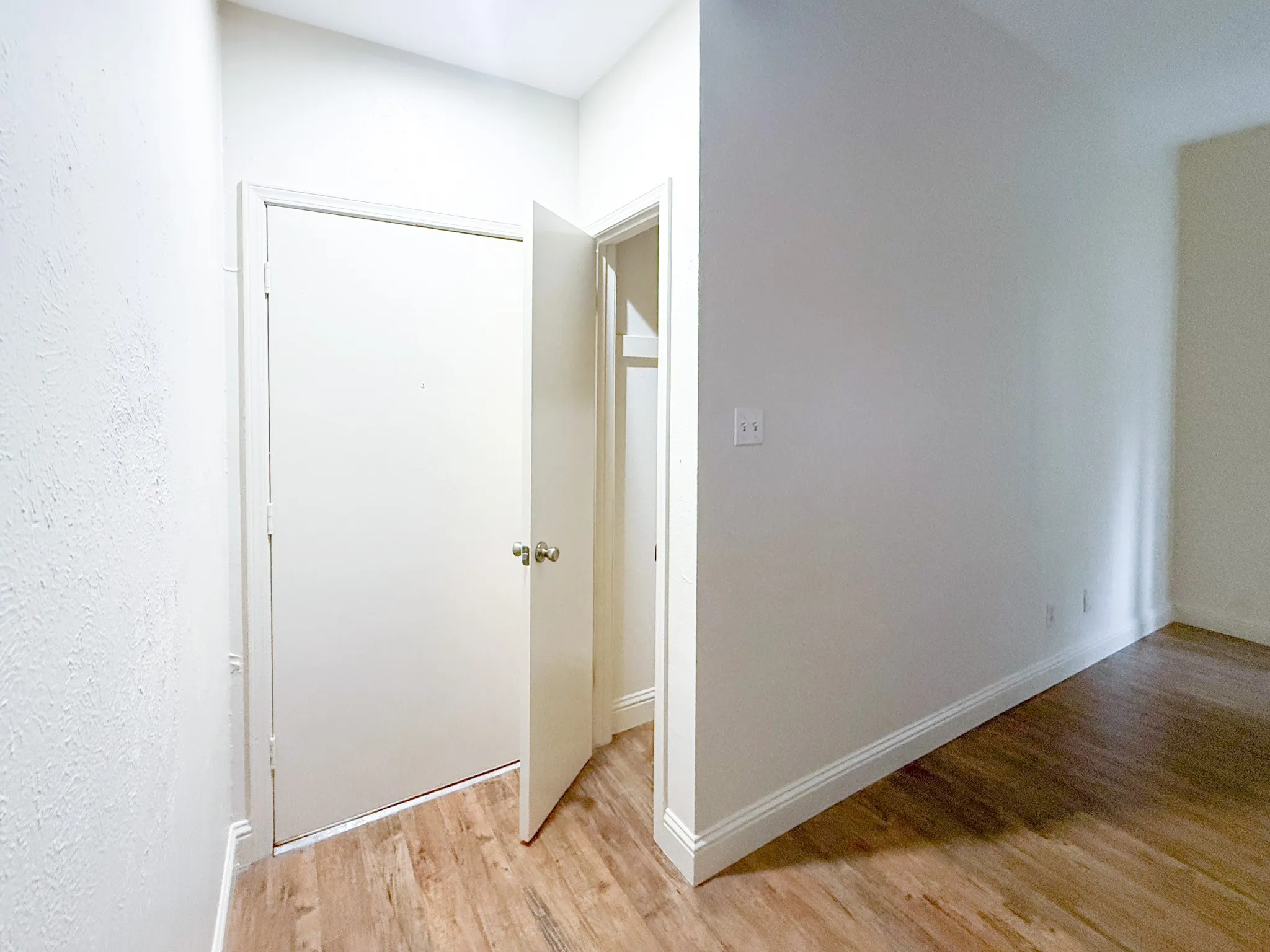 Condominium For Sale in Dallas County , 10440 High Hollows Drive 146, Dallas, Texas 75230, 1 Bedroom, 1 Bathroom, Garage spaces, 824 Sqft, built in 1969, Price $112,000, mls#21331494, Real Estate Agent in Dallas, Homes For Sale in Dallas county, Homes For Sale in Dallas, Realtor in Dallas Texas, Real Estate Brokerage Independent Realty Texas, Luminita Cordes Realtor