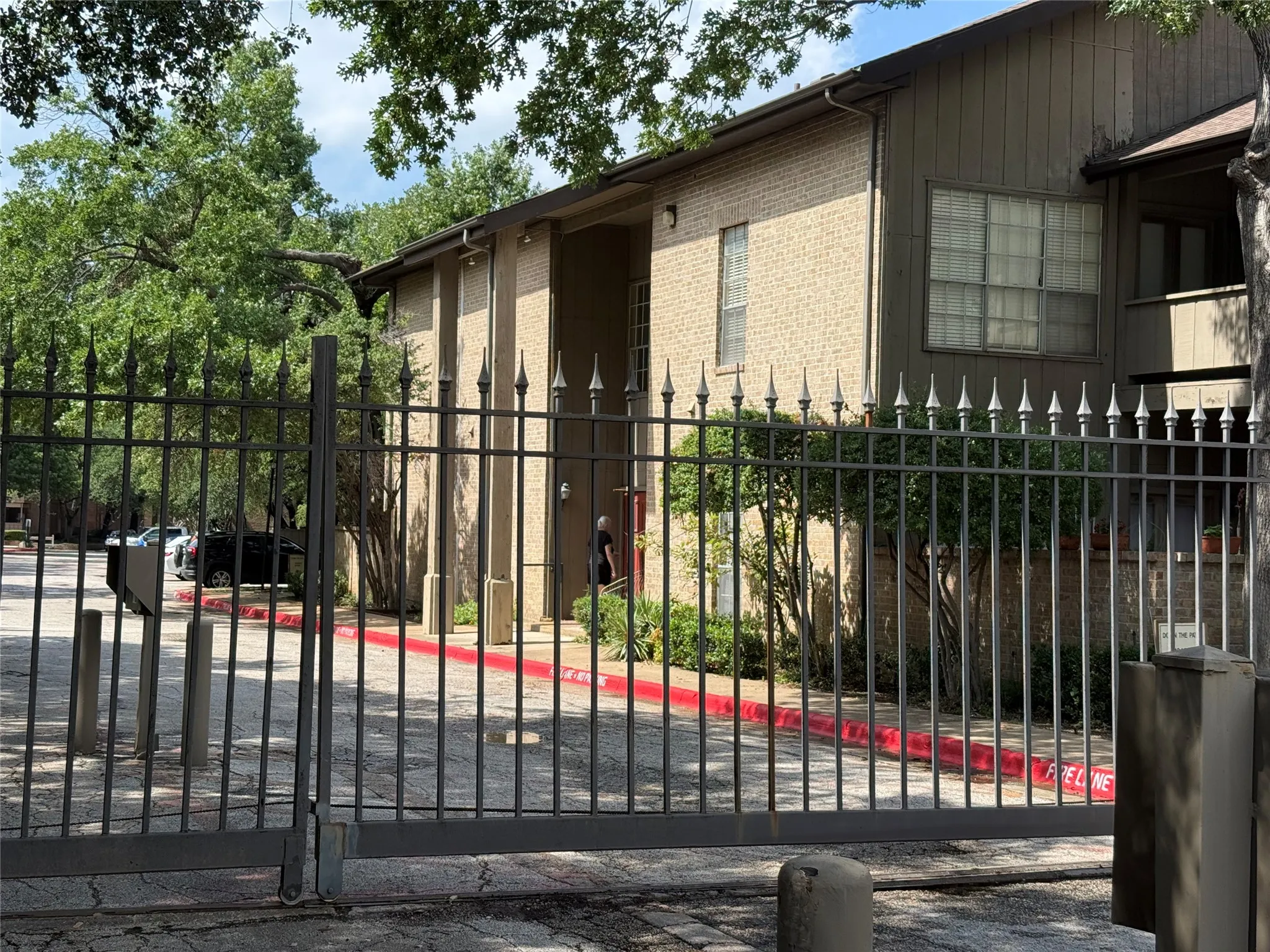 Condominium For Sale in Dallas County , 10440 High Hollows Drive 146, Dallas, Texas 75230, 1 Bedroom, 1 Bathroom, Garage spaces, 824 Sqft, built in 1969, Price $112,000, mls#21331494, Real Estate Agent in Dallas, Homes For Sale in Dallas county, Homes For Sale in Dallas, Realtor in Dallas Texas, Real Estate Brokerage Independent Realty Texas, Luminita Cordes Realtor