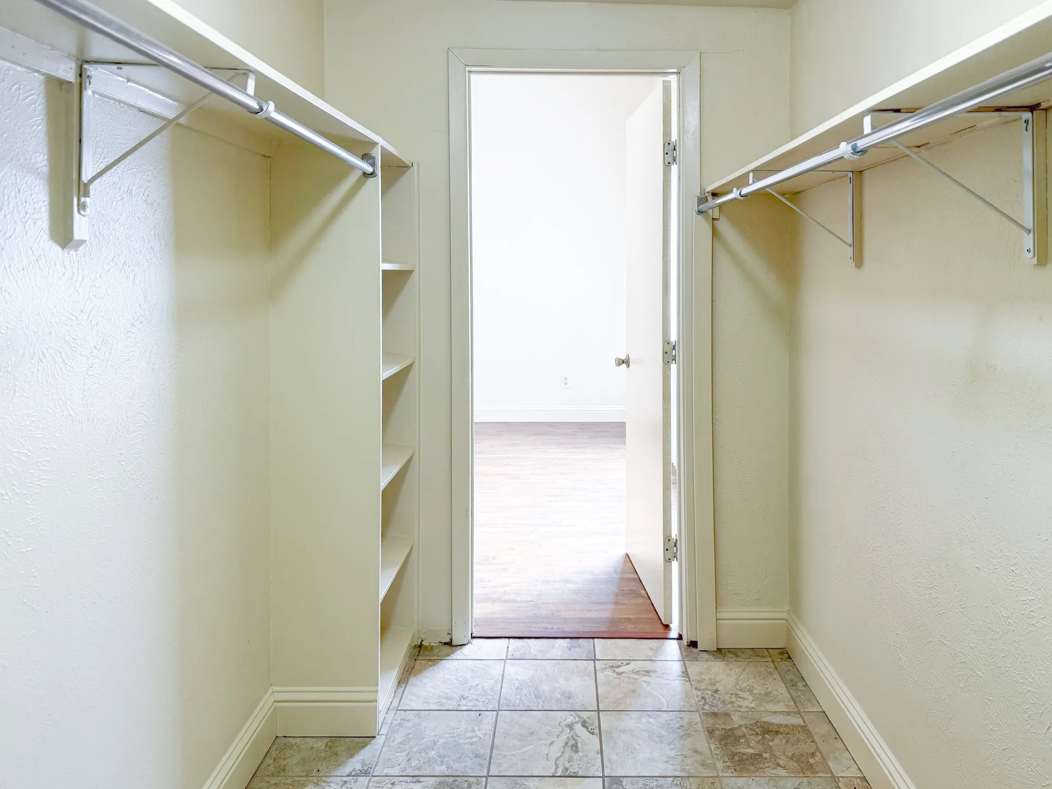 Condominium For Sale in Dallas County , 10440 High Hollows Drive 146, Dallas, Texas 75230, 1 Bedroom, 1 Bathroom, Garage spaces, 824 Sqft, built in 1969, Price $112,000, mls#21331494, Real Estate Agent in Dallas, Homes For Sale in Dallas county, Homes For Sale in Dallas, Realtor in Dallas Texas, Real Estate Brokerage Independent Realty Texas, Luminita Cordes Realtor