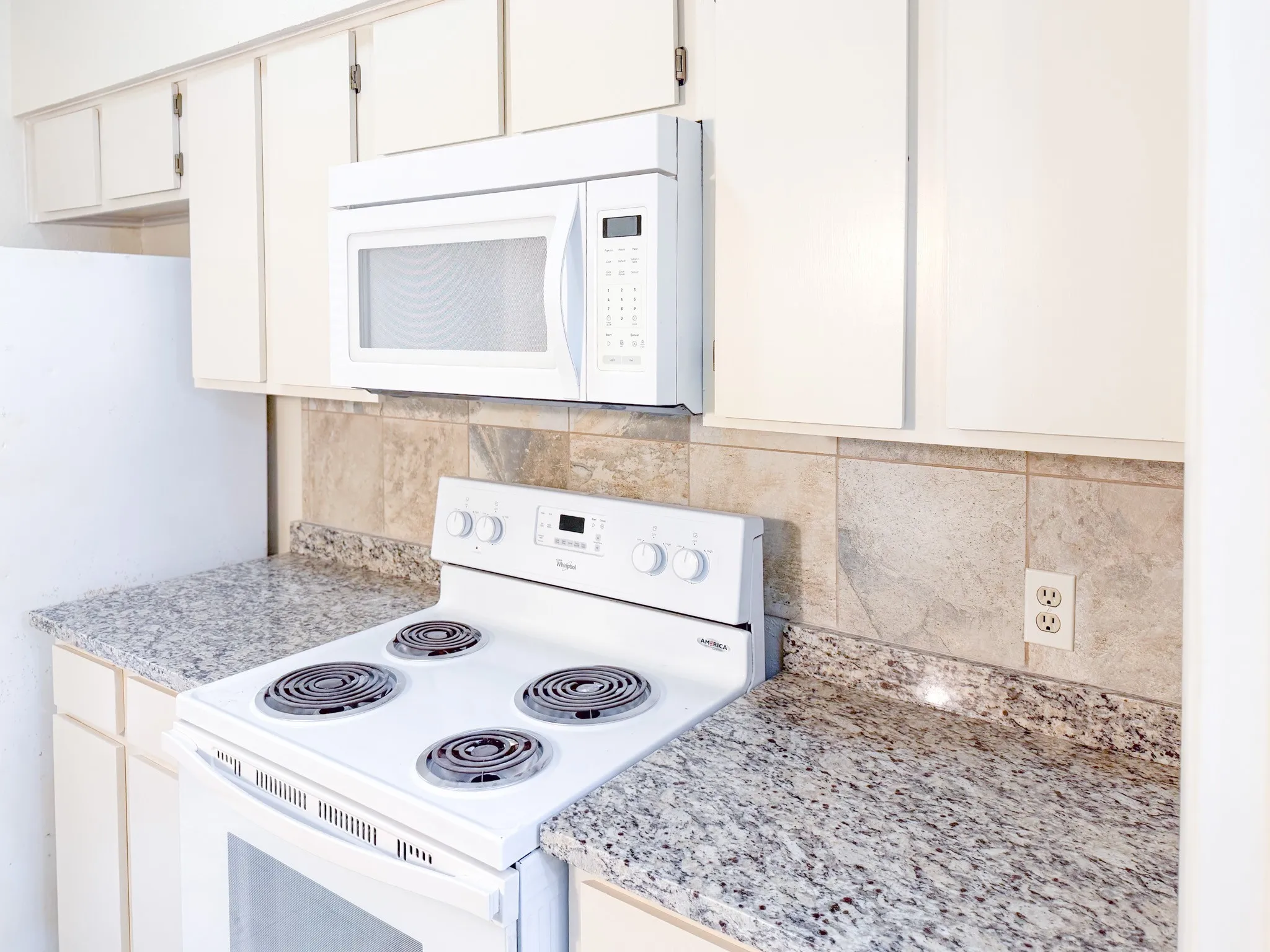 Condominium For Sale in Dallas County , 10440 High Hollows Drive 146, Dallas, Texas 75230, 1 Bedroom, 1 Bathroom, Garage spaces, 824 Sqft, built in 1969, Price $112,000, mls#21331494, Real Estate Agent in Dallas, Homes For Sale in Dallas county, Homes For Sale in Dallas, Realtor in Dallas Texas, Real Estate Brokerage Independent Realty Texas, Luminita Cordes Realtor