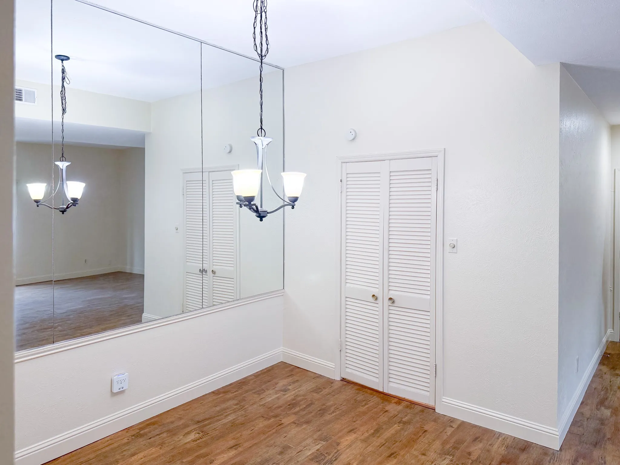 Condominium For Sale in Dallas County , 10440 High Hollows Drive 146, Dallas, Texas 75230, 1 Bedroom, 1 Bathroom, Garage spaces, 824 Sqft, built in 1969, Price $112,000, mls#21331494, Real Estate Agent in Dallas, Homes For Sale in Dallas county, Homes For Sale in Dallas, Realtor in Dallas Texas, Real Estate Brokerage Independent Realty Texas, Luminita Cordes Realtor