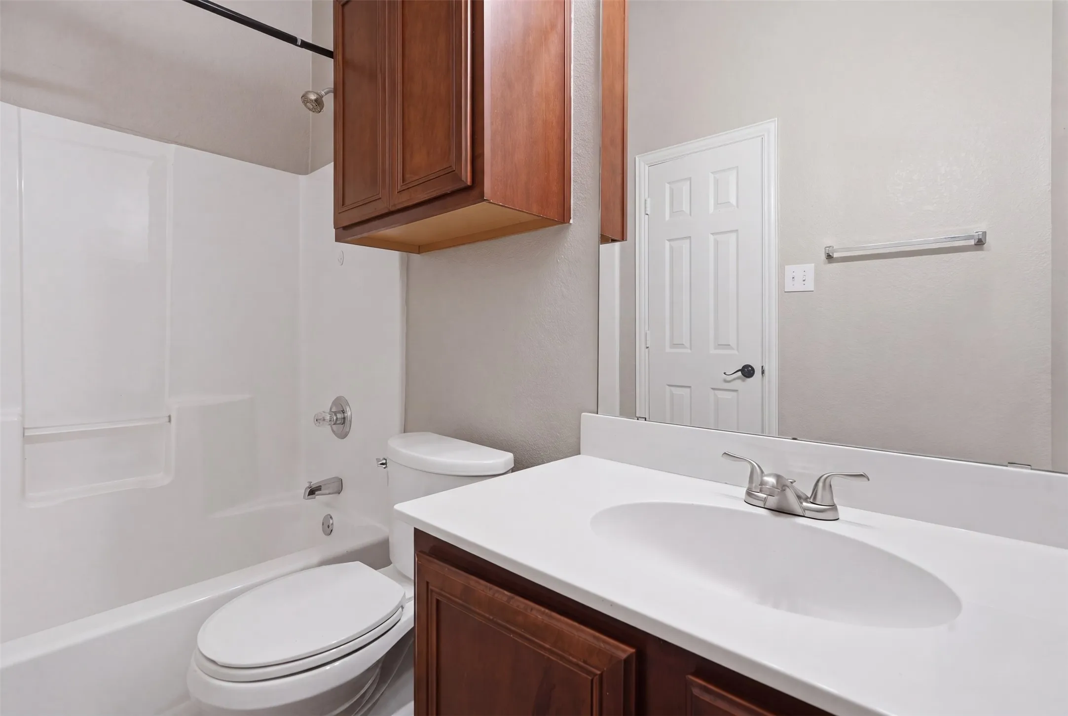 Well-appointed full bathroom with a tub and shower combination, ideal for family members and guests.
