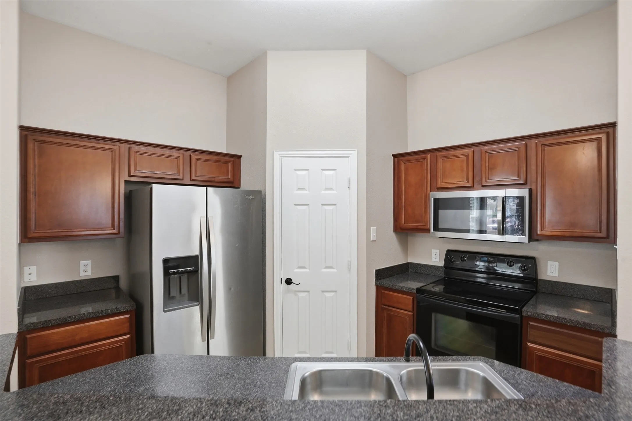 Spacious breakfast bar with double-basin sink provides additional prep space and casual dining options.