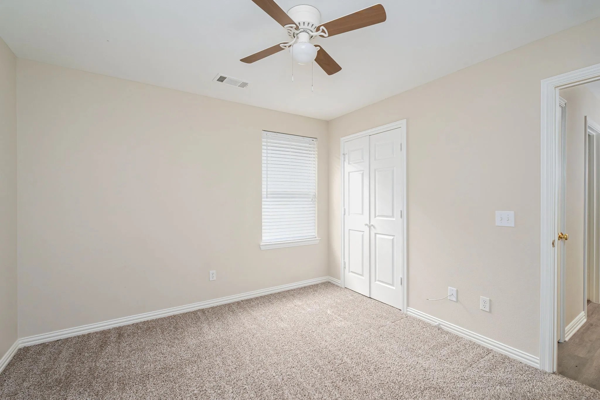 Townhouse For Rent in Grayson County , 640 W Marshall Street, Van Alstyne, Texas 75495, 3 Bedroom, 2 Bathroom, 2 Garage spaces, 1,327 Sqft, built in 2010, mls#21336791, Real Estate Agent in Van Alstyne, Homes For Rent in Grayson county, Homes For Rent in Van Alstyne, Realtor in Van Alstyne Texas, Real Estate Brokerage Independent Realty Texas, Luminita Cordes Realtor