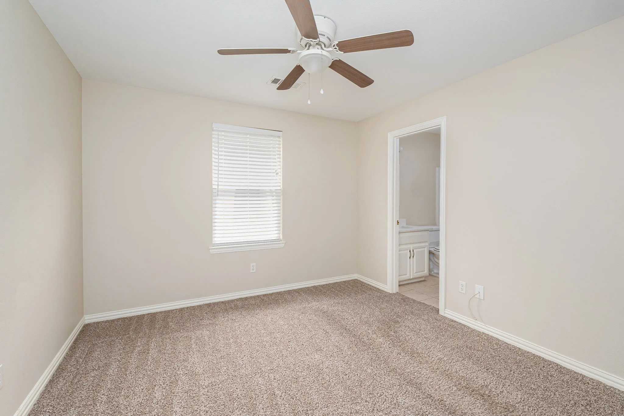 Townhouse For Rent in Grayson County , 640 W Marshall Street, Van Alstyne, Texas 75495, 3 Bedroom, 2 Bathroom, 2 Garage spaces, 1,327 Sqft, built in 2010, mls#21336791, Real Estate Agent in Van Alstyne, Homes For Rent in Grayson county, Homes For Rent in Van Alstyne, Realtor in Van Alstyne Texas, Real Estate Brokerage Independent Realty Texas, Luminita Cordes Realtor