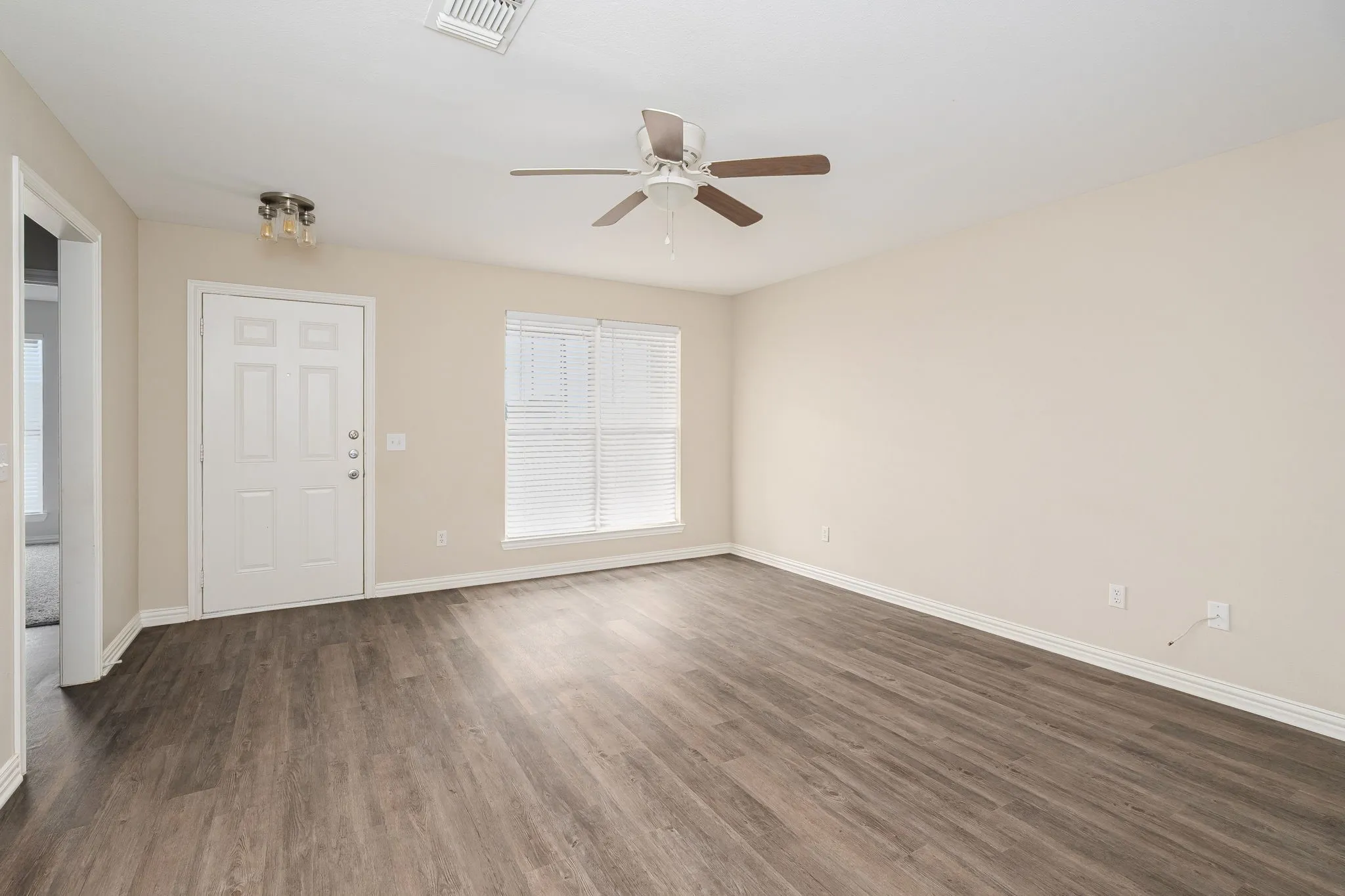 Townhouse For Rent in Grayson County , 640 W Marshall Street, Van Alstyne, Texas 75495, 3 Bedroom, 2 Bathroom, 2 Garage spaces, 1,327 Sqft, built in 2010, mls#21336791, Real Estate Agent in Van Alstyne, Homes For Rent in Grayson county, Homes For Rent in Van Alstyne, Realtor in Van Alstyne Texas, Real Estate Brokerage Independent Realty Texas, Luminita Cordes Realtor