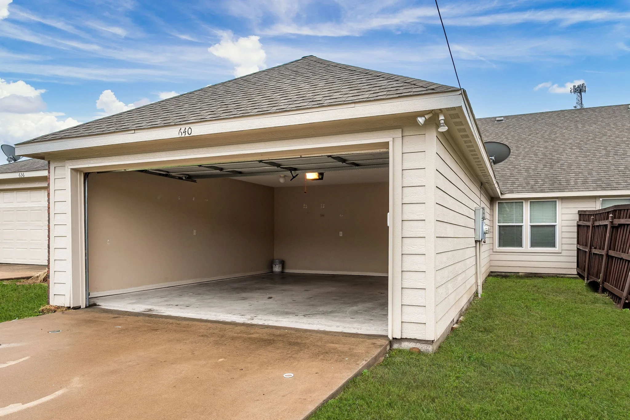 Townhouse For Rent in Grayson County , 640 W Marshall Street, Van Alstyne, Texas 75495, 3 Bedroom, 2 Bathroom, 2 Garage spaces, 1,327 Sqft, built in 2010, mls#21336791, Real Estate Agent in Van Alstyne, Homes For Rent in Grayson county, Homes For Rent in Van Alstyne, Realtor in Van Alstyne Texas, Real Estate Brokerage Independent Realty Texas, Luminita Cordes Realtor