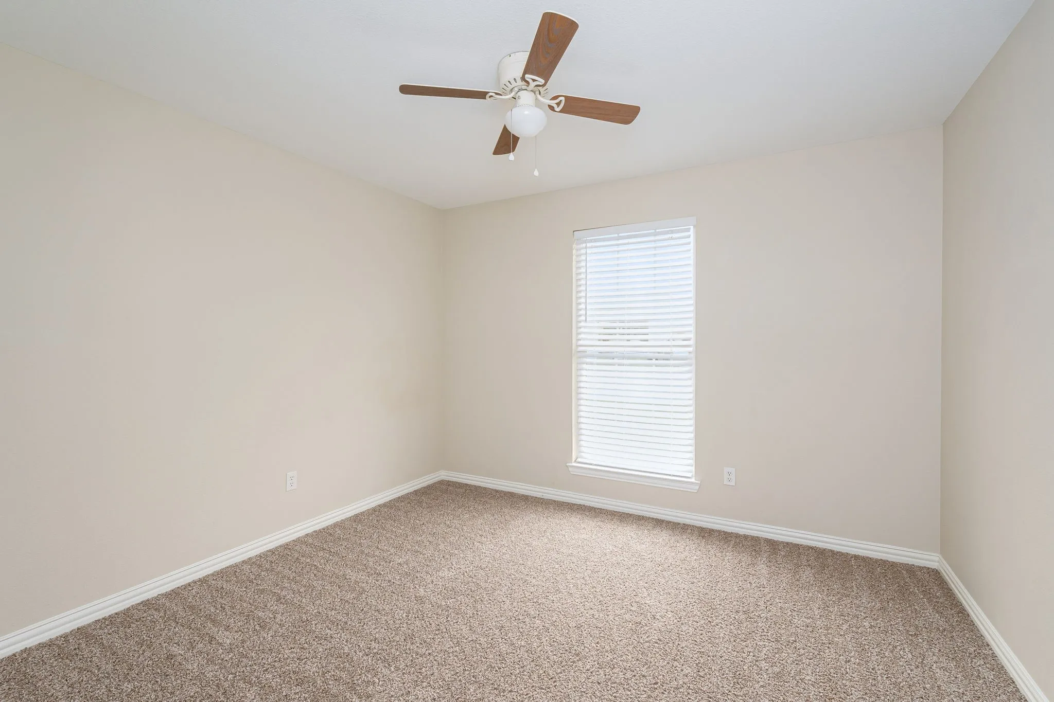 Townhouse For Rent in Grayson County , 640 W Marshall Street, Van Alstyne, Texas 75495, 3 Bedroom, 2 Bathroom, 2 Garage spaces, 1,327 Sqft, built in 2010, mls#21336791, Real Estate Agent in Van Alstyne, Homes For Rent in Grayson county, Homes For Rent in Van Alstyne, Realtor in Van Alstyne Texas, Real Estate Brokerage Independent Realty Texas, Luminita Cordes Realtor