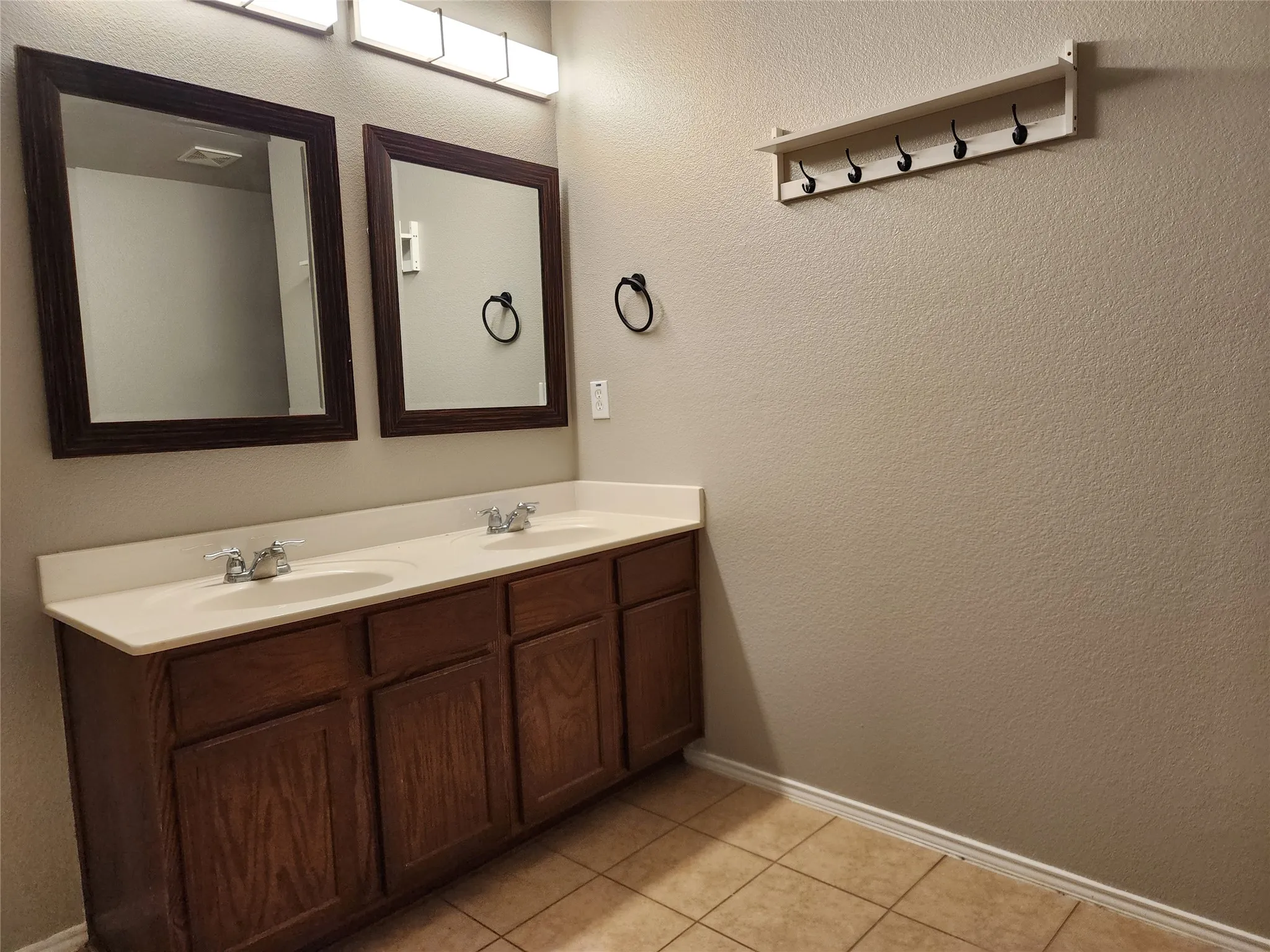 Single Family Residence For Sale in Denton County , 700 Swan Drive, Aubrey, Texas 76227, 4 Bedrooms, 2 Bathrooms, 2 Garage spaces, 1,868 Sqft, built in 2009, Price $379,900, mls#21336451, Real Estate Agent in Aubrey, Homes For Sale in Denton county, Homes For Sale in Aubrey, Realtor in Aubrey Texas, Real Estate Brokerage Independent Realty Texas, Luminita Cordes Realtor