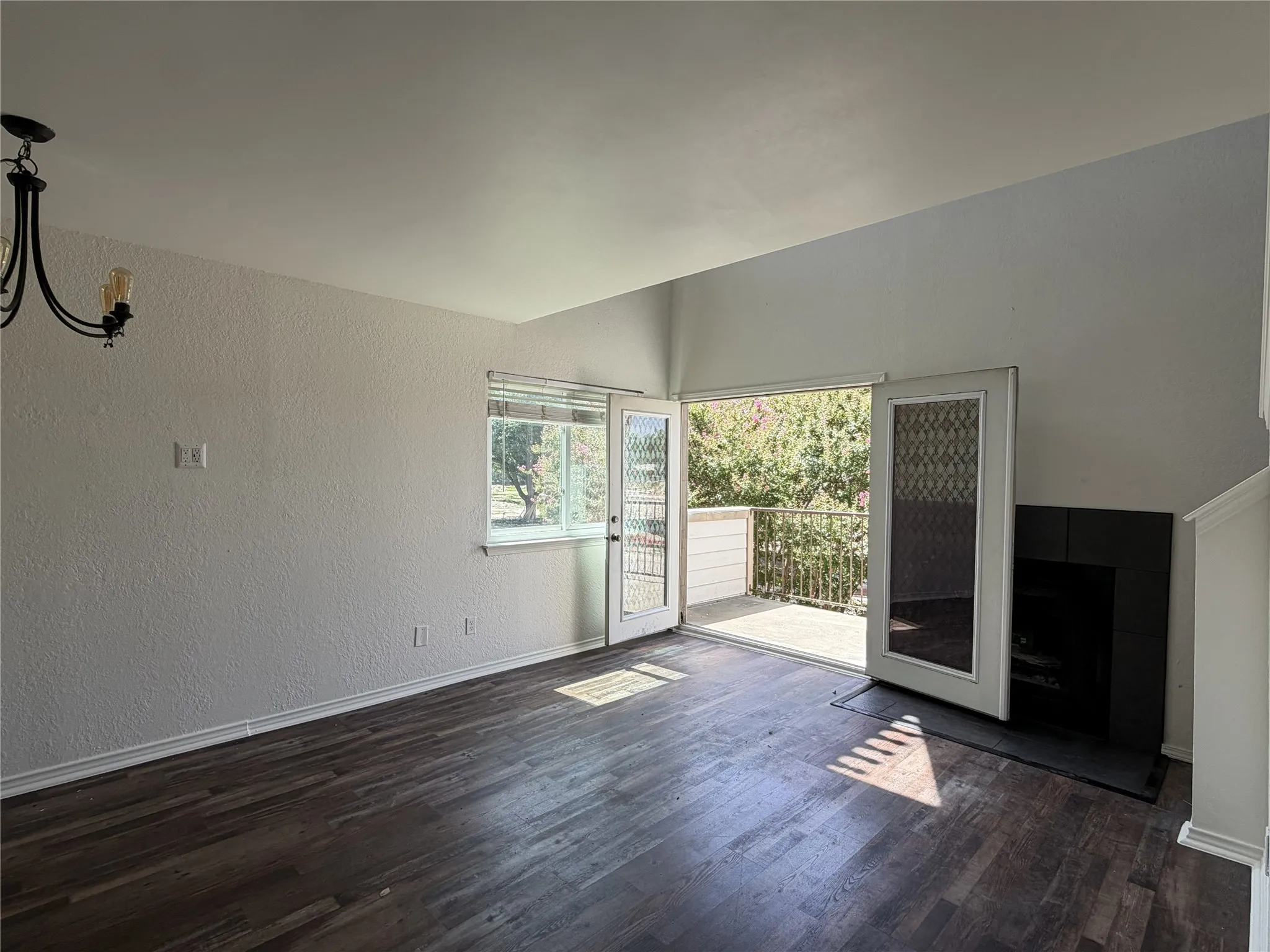 Condominium For Sale in Tarrant County , 3125 Sondra Drive 201, Fort Worth, Texas 76107, 1 Bedroom, 1 Bathroom, Garage spaces, 805 Sqft, built in 1983, mls#21336321, Real Estate Agent in Fort Worth, Homes For Sale in Tarrant county, Homes For Sale in Fort Worth, Realtor in Fort Worth Texas, Real Estate Brokerage Independent Realty Texas, Luminita Cordes Realtor