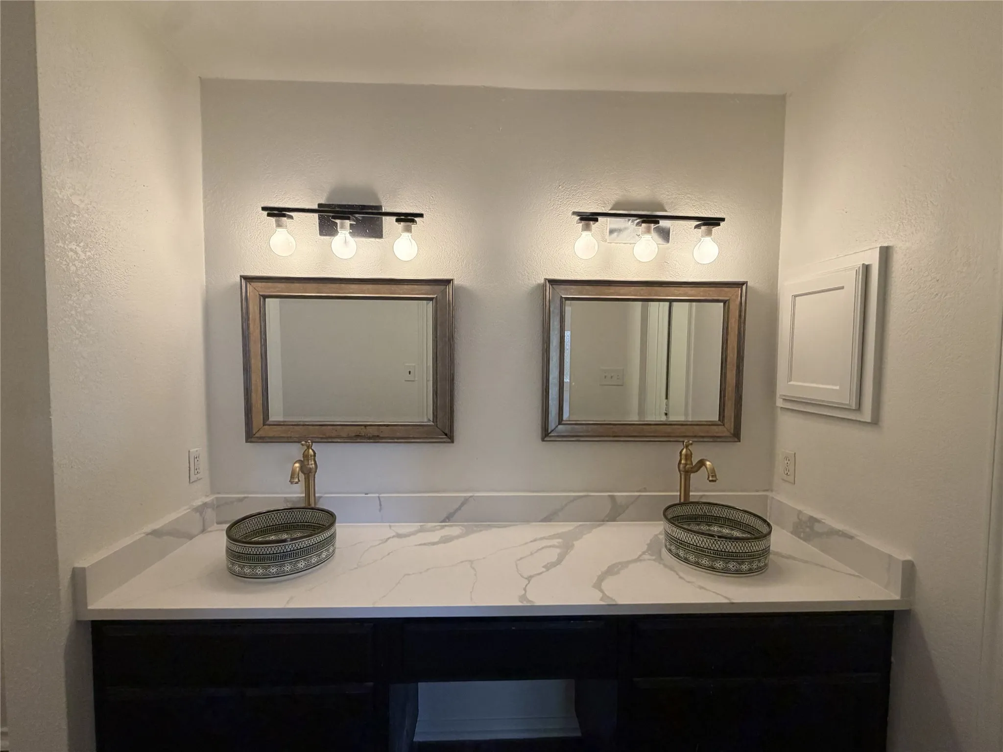 Condominium For Sale in Tarrant County , 3125 Sondra Drive 201, Fort Worth, Texas 76107, 1 Bedroom, 1 Bathroom, Garage spaces, 805 Sqft, built in 1983, mls#21336321, Real Estate Agent in Fort Worth, Homes For Sale in Tarrant county, Homes For Sale in Fort Worth, Realtor in Fort Worth Texas, Real Estate Brokerage Independent Realty Texas, Luminita Cordes Realtor