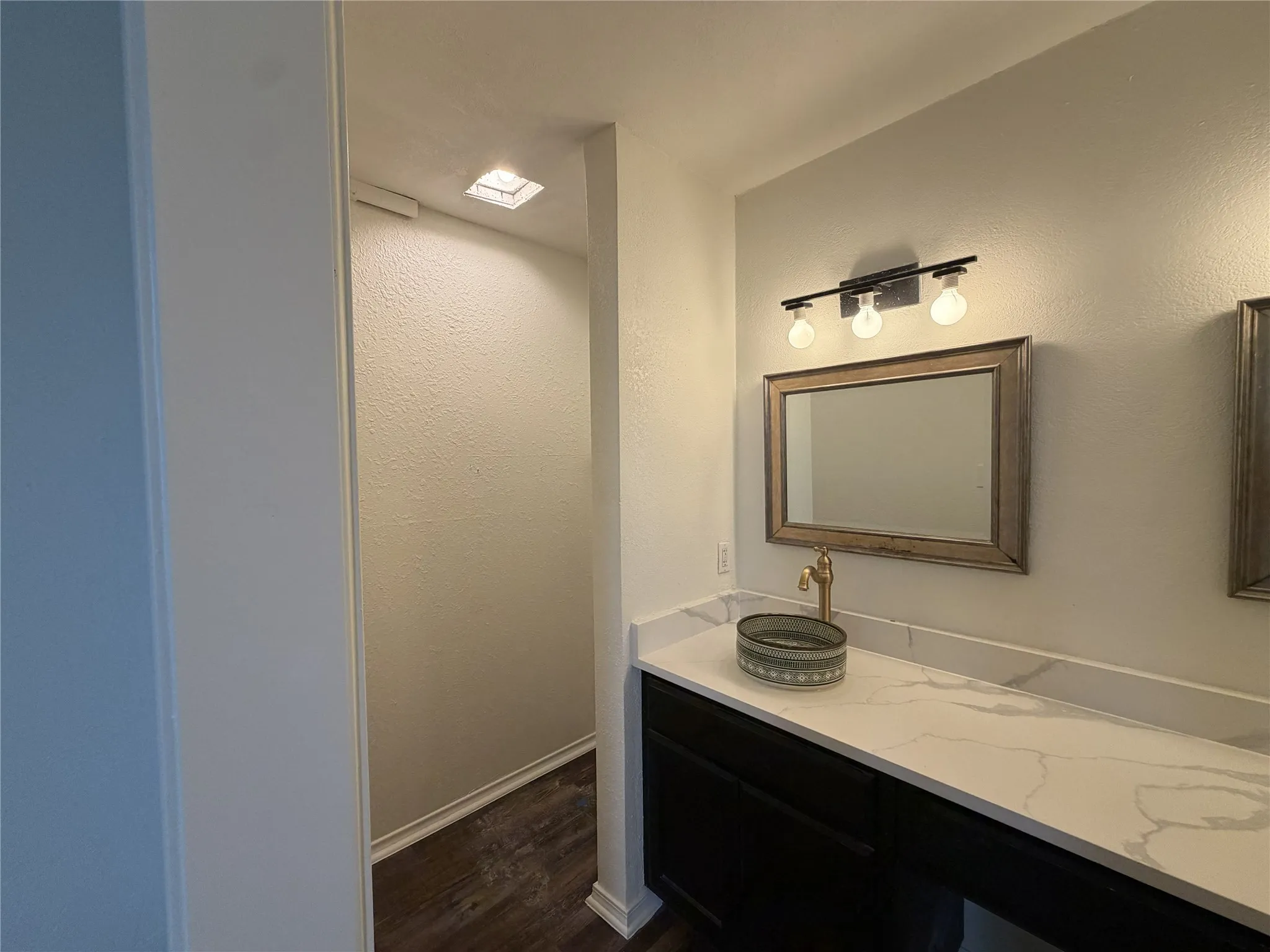 Condominium For Sale in Tarrant County , 3125 Sondra Drive 201, Fort Worth, Texas 76107, 1 Bedroom, 1 Bathroom, Garage spaces, 805 Sqft, built in 1983, mls#21336321, Real Estate Agent in Fort Worth, Homes For Sale in Tarrant county, Homes For Sale in Fort Worth, Realtor in Fort Worth Texas, Real Estate Brokerage Independent Realty Texas, Luminita Cordes Realtor