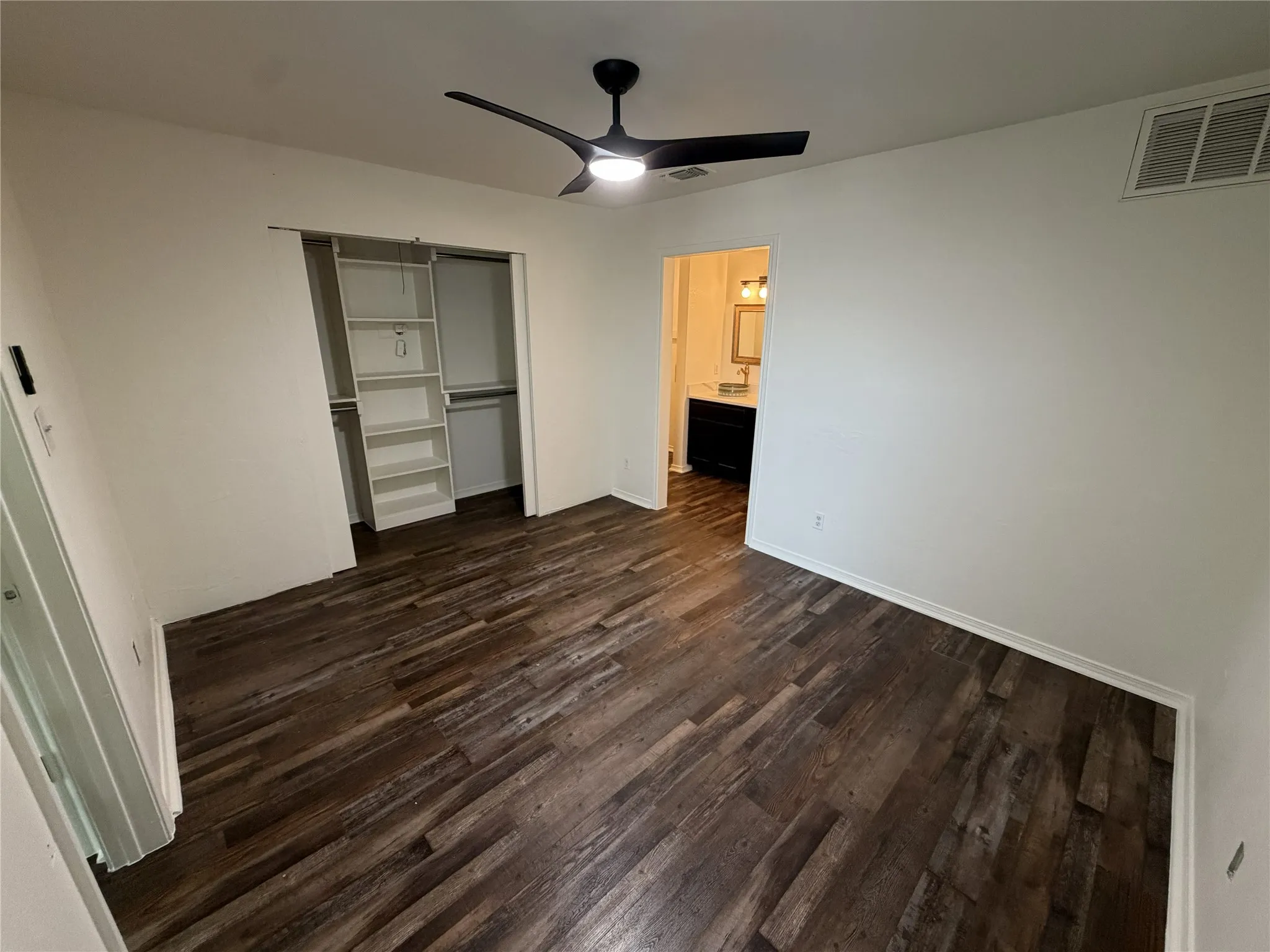 Condominium For Sale in Tarrant County , 3125 Sondra Drive 201, Fort Worth, Texas 76107, 1 Bedroom, 1 Bathroom, Garage spaces, 805 Sqft, built in 1983, mls#21336321, Real Estate Agent in Fort Worth, Homes For Sale in Tarrant county, Homes For Sale in Fort Worth, Realtor in Fort Worth Texas, Real Estate Brokerage Independent Realty Texas, Luminita Cordes Realtor