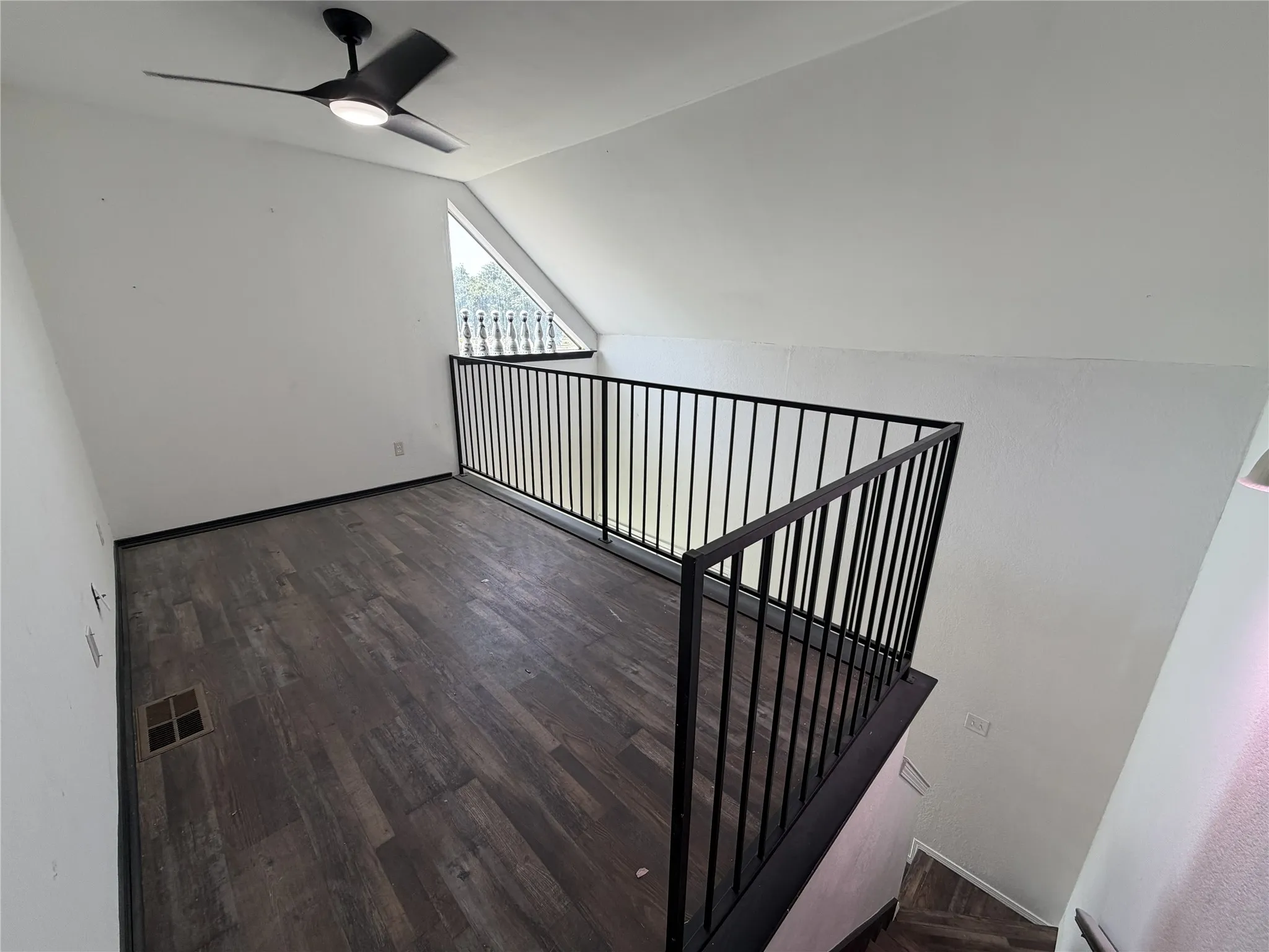 Condominium For Sale in Tarrant County , 3125 Sondra Drive 201, Fort Worth, Texas 76107, 1 Bedroom, 1 Bathroom, Garage spaces, 805 Sqft, built in 1983, mls#21336321, Real Estate Agent in Fort Worth, Homes For Sale in Tarrant county, Homes For Sale in Fort Worth, Realtor in Fort Worth Texas, Real Estate Brokerage Independent Realty Texas, Luminita Cordes Realtor