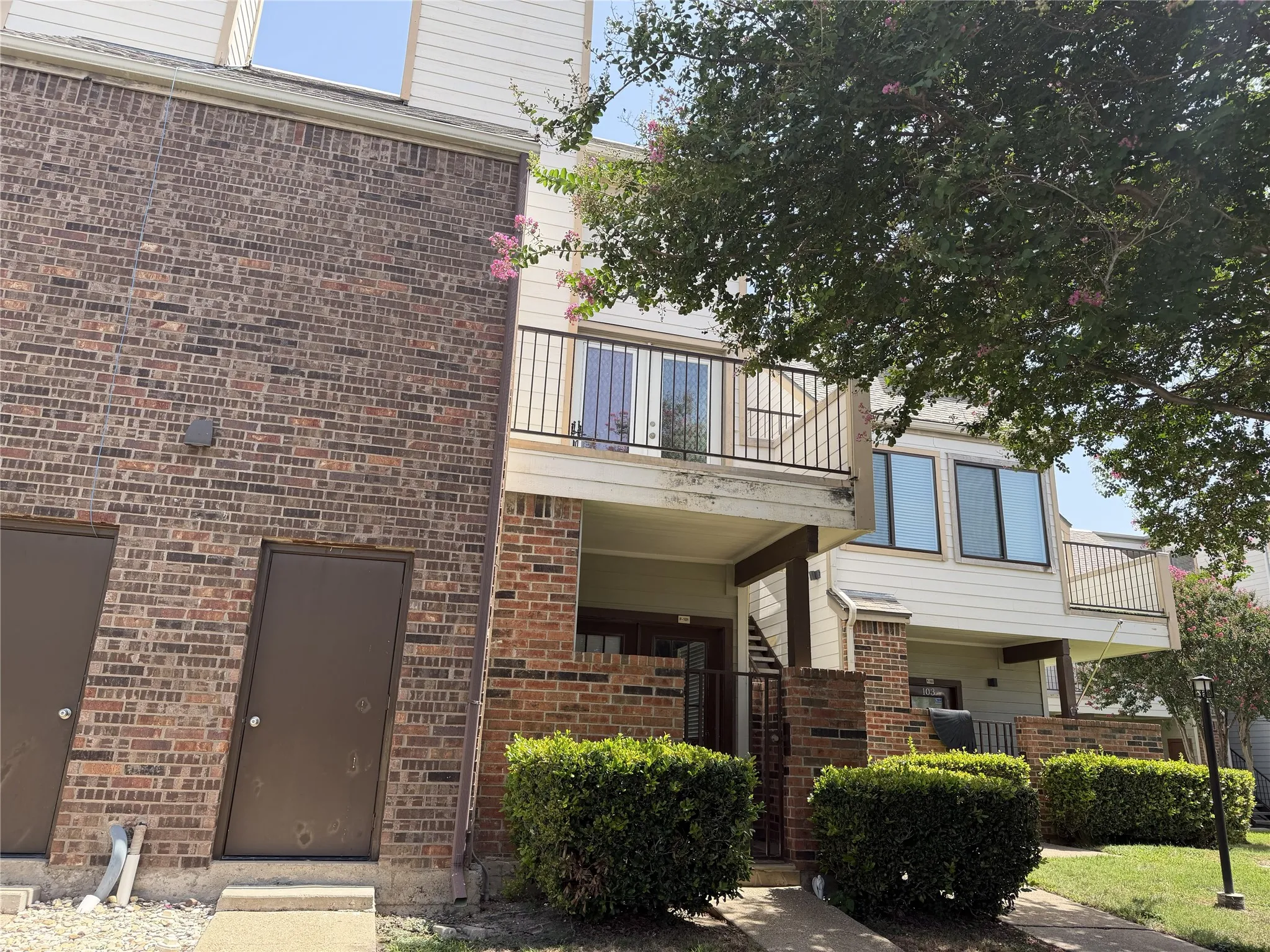 Condominium For Sale in Tarrant County , 3125 Sondra Drive 201, Fort Worth, Texas 76107, 1 Bedroom, 1 Bathroom, Garage spaces, 805 Sqft, built in 1983, mls#21336321, Real Estate Agent in Fort Worth, Homes For Sale in Tarrant county, Homes For Sale in Fort Worth, Realtor in Fort Worth Texas, Real Estate Brokerage Independent Realty Texas, Luminita Cordes Realtor