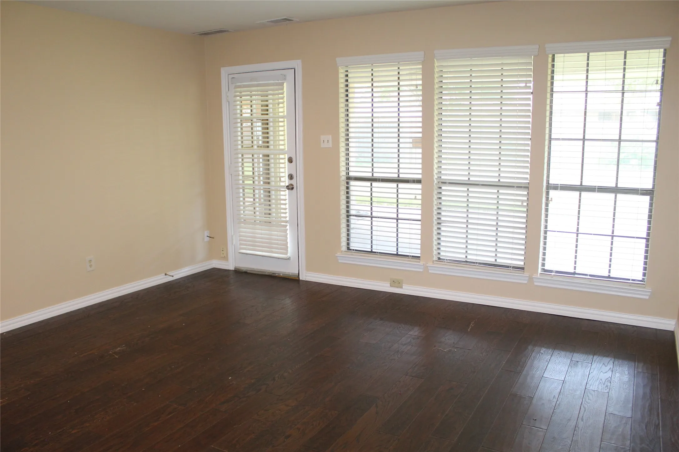 Single Family Residence For Rent in Collin County , 4037 Leon Drive, Plano, Texas 75074, 4 Bedroom, 4 Bathroom, 2 Garage spaces, 2,796 Sqft, built in 1978, mls#21336818, Real Estate Agent in Plano, Homes For Rent in Collin county, Homes For Rent in Plano, Realtor in Plano Texas, Real Estate Brokerage Independent Realty Texas, Luminita Cordes Realtor
