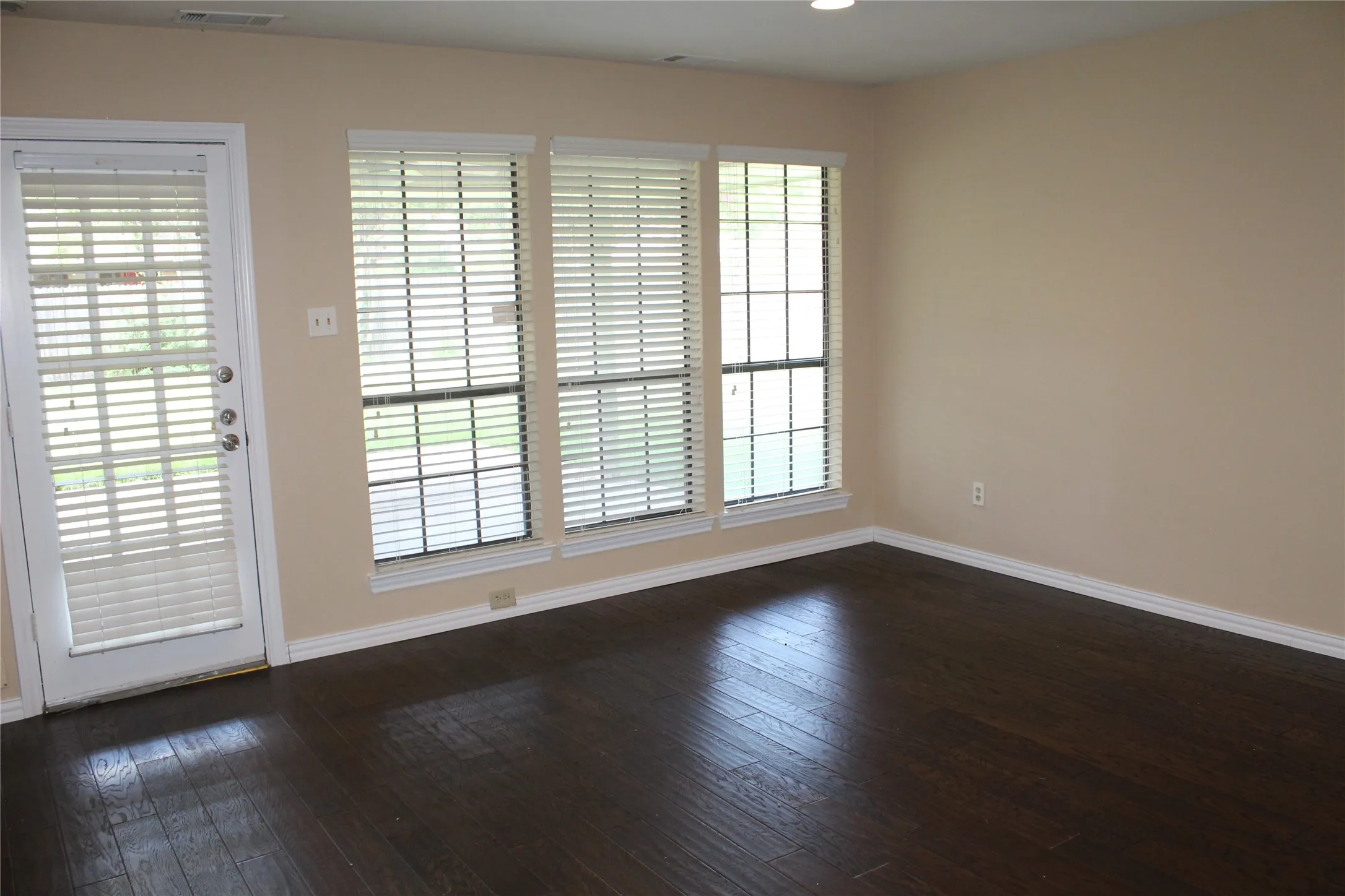 Single Family Residence For Rent in Collin County , 4037 Leon Drive, Plano, Texas 75074, 4 Bedroom, 4 Bathroom, 2 Garage spaces, 2,796 Sqft, built in 1978, mls#21336818, Real Estate Agent in Plano, Homes For Rent in Collin county, Homes For Rent in Plano, Realtor in Plano Texas, Real Estate Brokerage Independent Realty Texas, Luminita Cordes Realtor