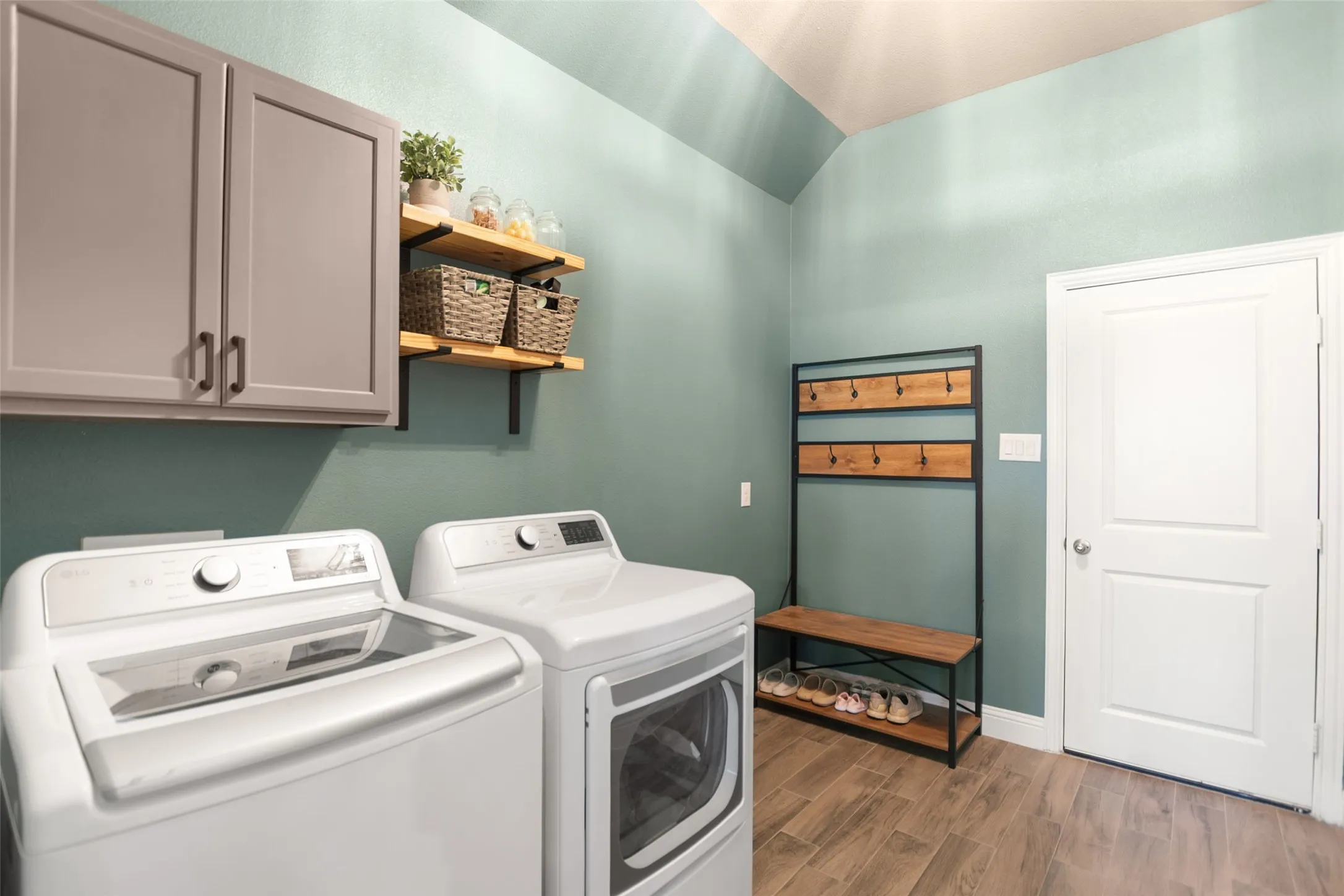 Single Family Residence For Sale in Denton County , 1215 Alderwood Drive, Justin, Texas 76247, 4 Bedroom, 2 Bathroom, 2 Garage spaces, 2,170 Sqft, built in 2020, mls#21335932, Real Estate Agent in Justin, Homes For Sale in Denton county, Homes For Sale in Justin, Realtor in Justin Texas, Real Estate Brokerage Independent Realty Texas, Luminita Cordes Realtor