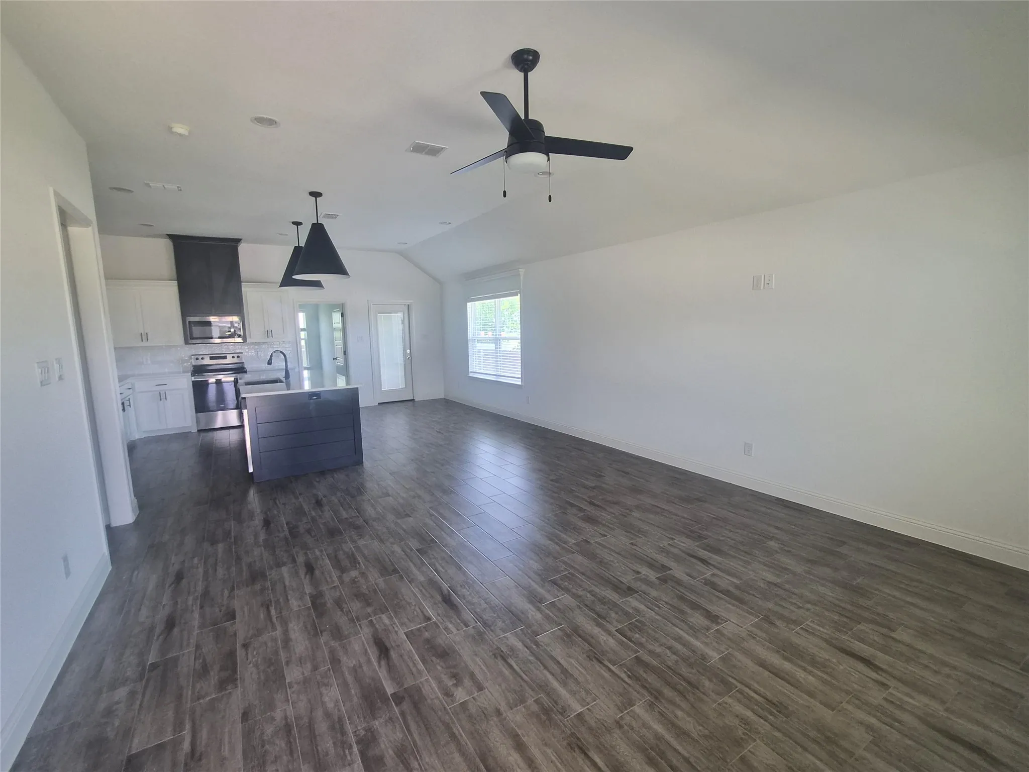 Single Family Residence For Sale in Johnson County , 900 Tesslynn Avenue, Godley, Texas 76044, 3 Bedroom, 2 Bathroom, 2 Garage spaces, 1,342 Sqft, built in 2022, mls#21335754, Real Estate Agent in Godley, Homes For Sale in Johnson county, Homes For Sale in Godley, Realtor in Godley Texas, Real Estate Brokerage Independent Realty Texas, Luminita Cordes Realtor