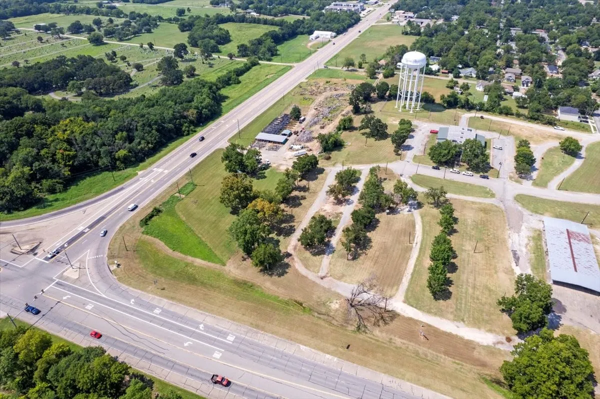 Retail For Sale in Fannin County , 604 N Tx-121, Bonham, Texas 75418, 0, 0, Garage spaces, 0 Sqft, built in 0, Price $1,100,000, mls#21336824, Real Estate Agent in Bonham, Homes For Sale in Fannin county, Homes For Sale in Bonham, Realtor in Bonham Texas, Real Estate Brokerage Independent Realty Texas, Luminita Cordes Realtor