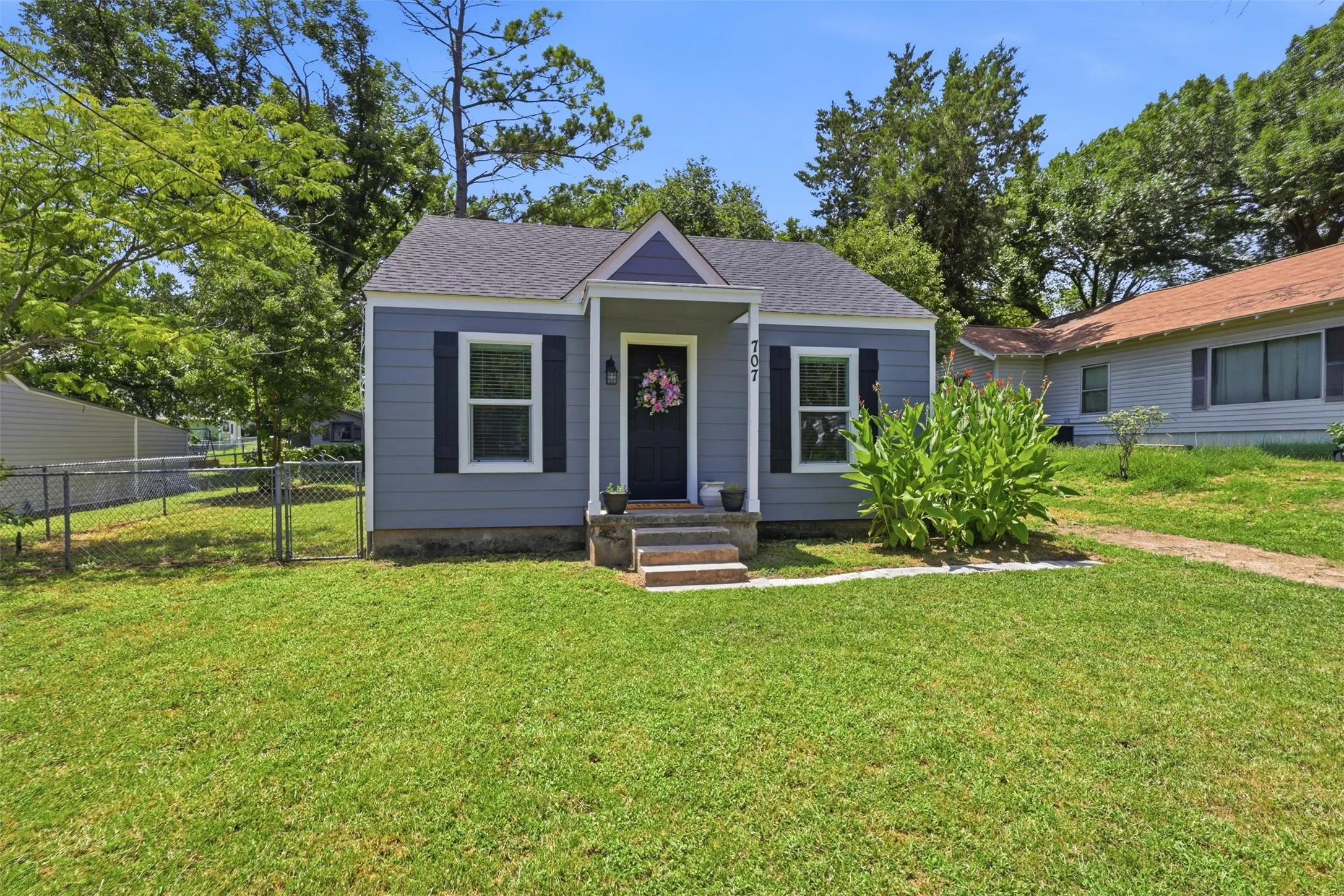 Single Family Residence For Sale in Parker County , 707 W Water Street, Weatherford, Texas 76086, 2 Bedroom, 1 Bathroom, 1 Garage spaces, 641 Sqft, built in 0, mls#21336829, Real Estate Agent in Weatherford, Homes For Sale in Parker county, Homes For Sale in Weatherford, Realtor in Weatherford Texas, Real Estate Brokerage Independent Realty Texas, Luminita Cordes Realtor