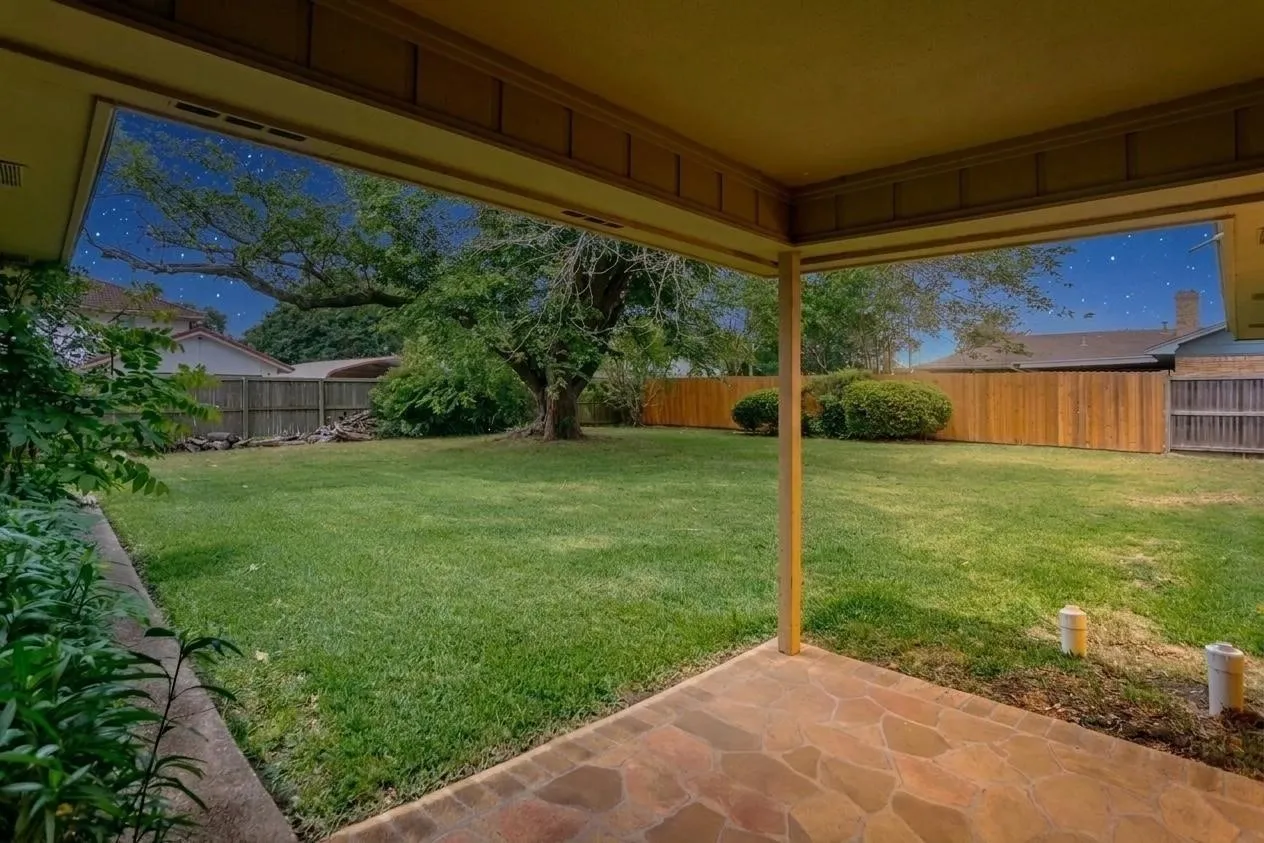 Covered patio with flagstone flooring