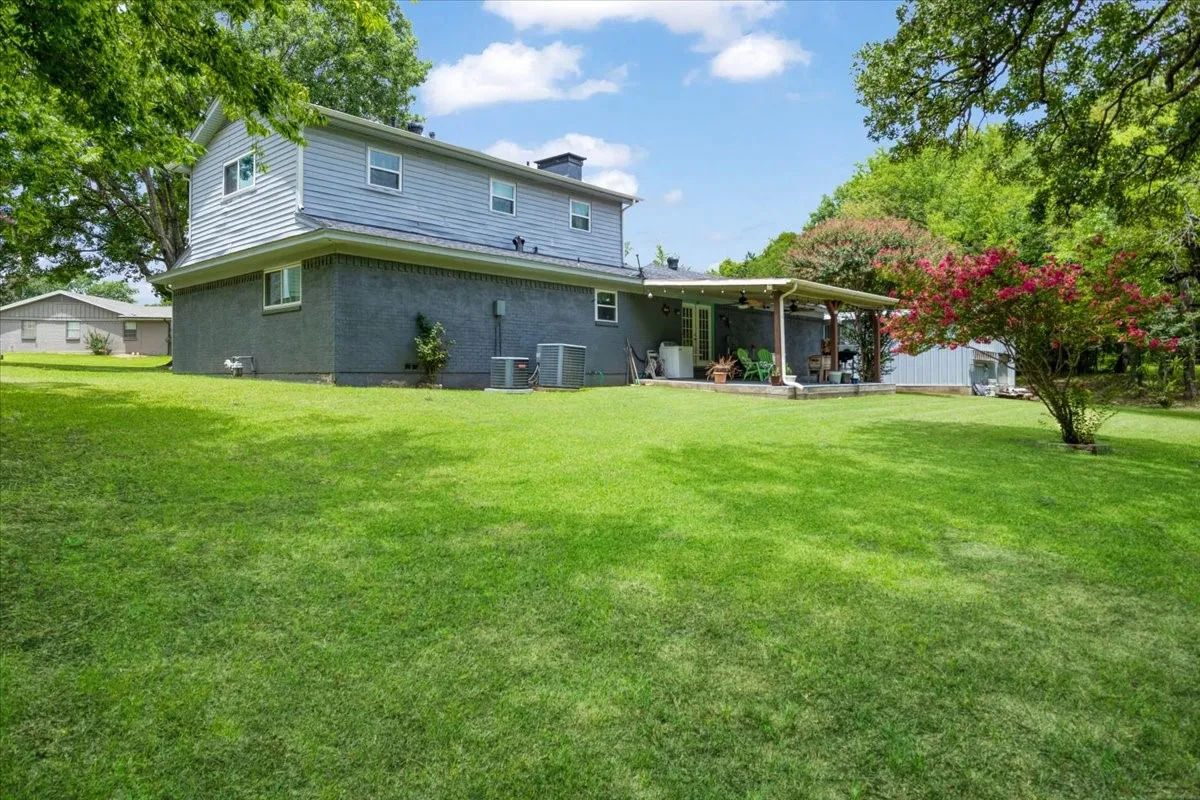 Single Family Residence For Sale in Grayson County , 2209 Ridgewood Drive, Sherman, Texas 75092, 4 Bedroom, 2 Bathroom, 2 Garage spaces, 3,079 Sqft, built in 1966, mls#21336680, Real Estate Agent in Sherman, Homes For Sale in Grayson county, Homes For Sale in Sherman, Realtor in Sherman Texas, Real Estate Brokerage Independent Realty Texas, Luminita Cordes Realtor