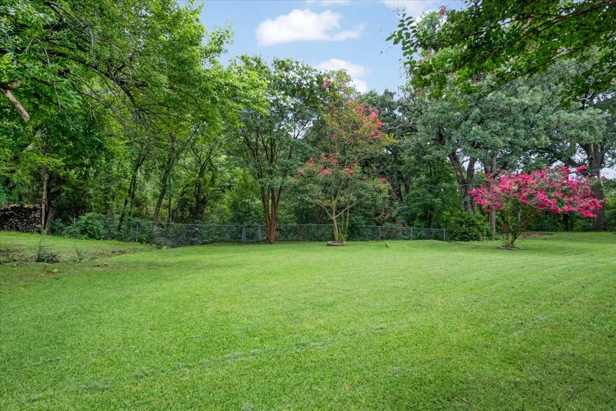Single Family Residence For Sale in Grayson County , 2209 Ridgewood Drive, Sherman, Texas 75092, 4 Bedroom, 2 Bathroom, 2 Garage spaces, 3,079 Sqft, built in 1966, mls#21336680, Real Estate Agent in Sherman, Homes For Sale in Grayson county, Homes For Sale in Sherman, Realtor in Sherman Texas, Real Estate Brokerage Independent Realty Texas, Luminita Cordes Realtor