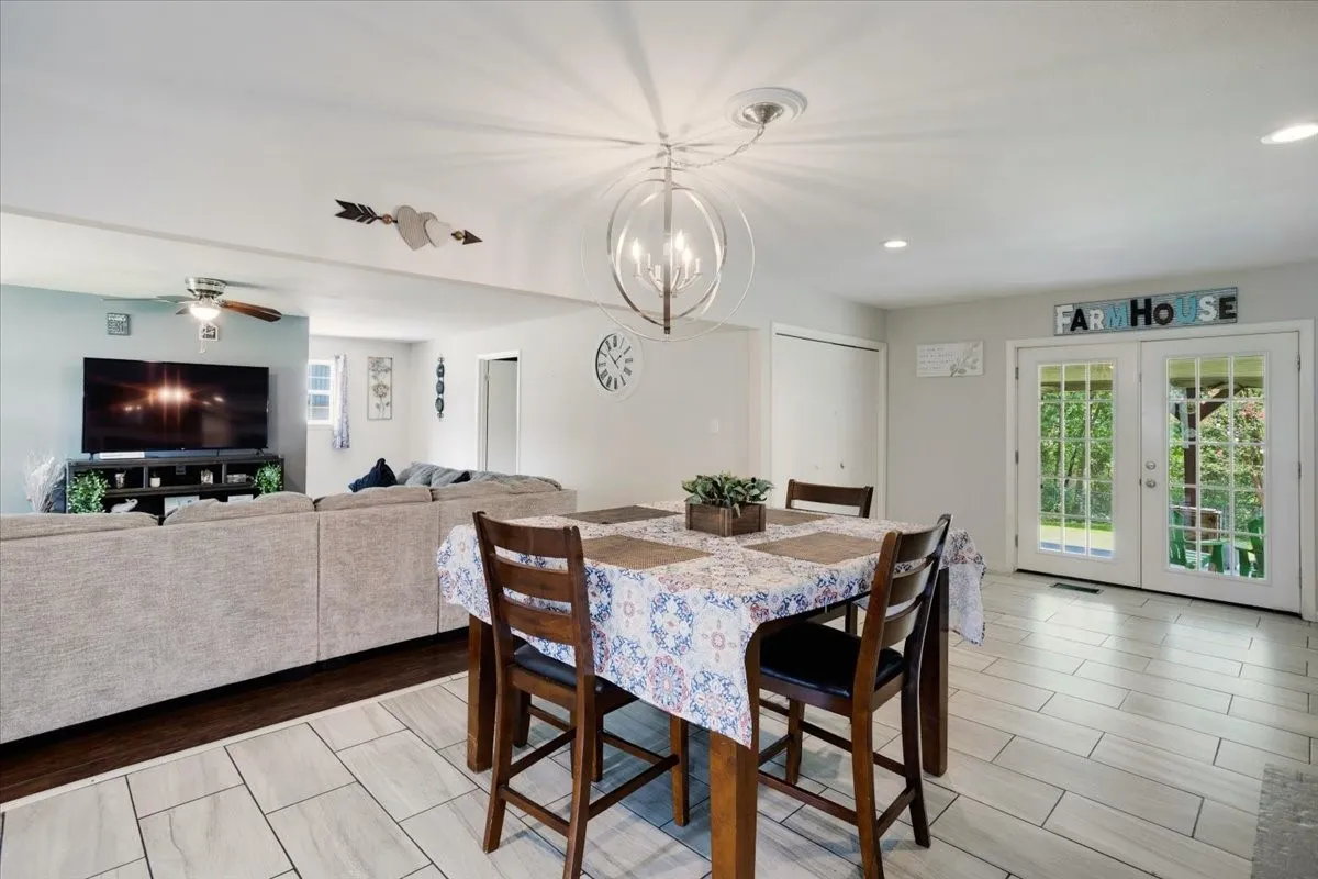 Single Family Residence For Sale in Grayson County , 2209 Ridgewood Drive, Sherman, Texas 75092, 4 Bedroom, 2 Bathroom, 2 Garage spaces, 3,079 Sqft, built in 1966, mls#21336680, Real Estate Agent in Sherman, Homes For Sale in Grayson county, Homes For Sale in Sherman, Realtor in Sherman Texas, Real Estate Brokerage Independent Realty Texas, Luminita Cordes Realtor